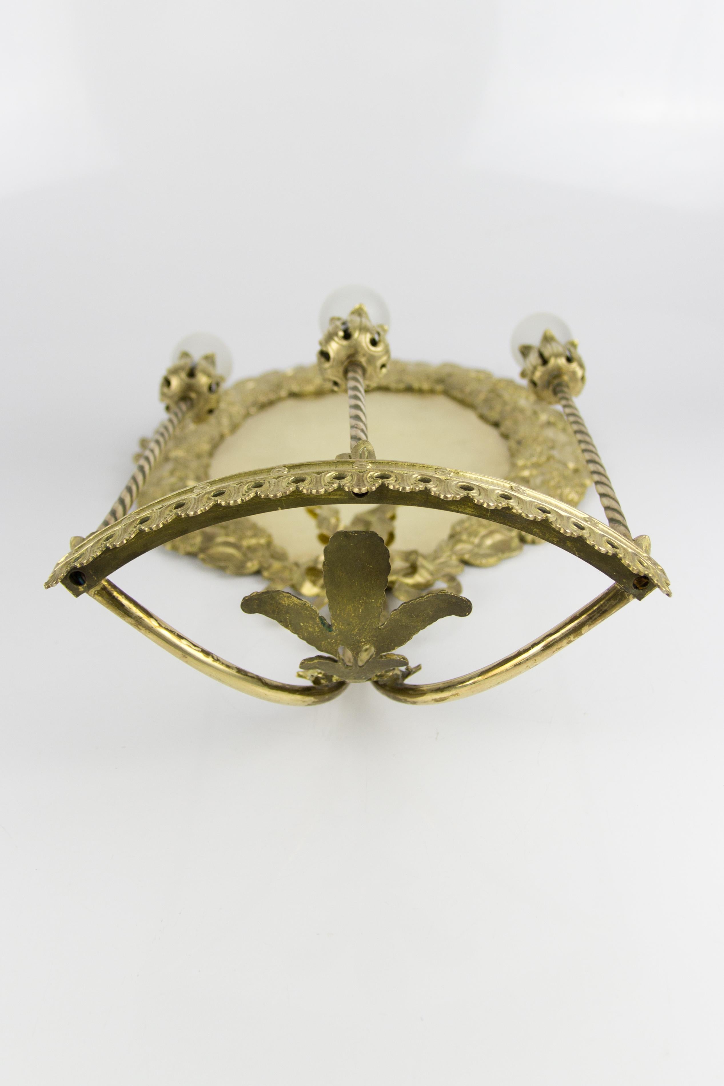 Aplique francés de tres luces estilo Luis XVI, bronce y latón, 1900 en venta 7