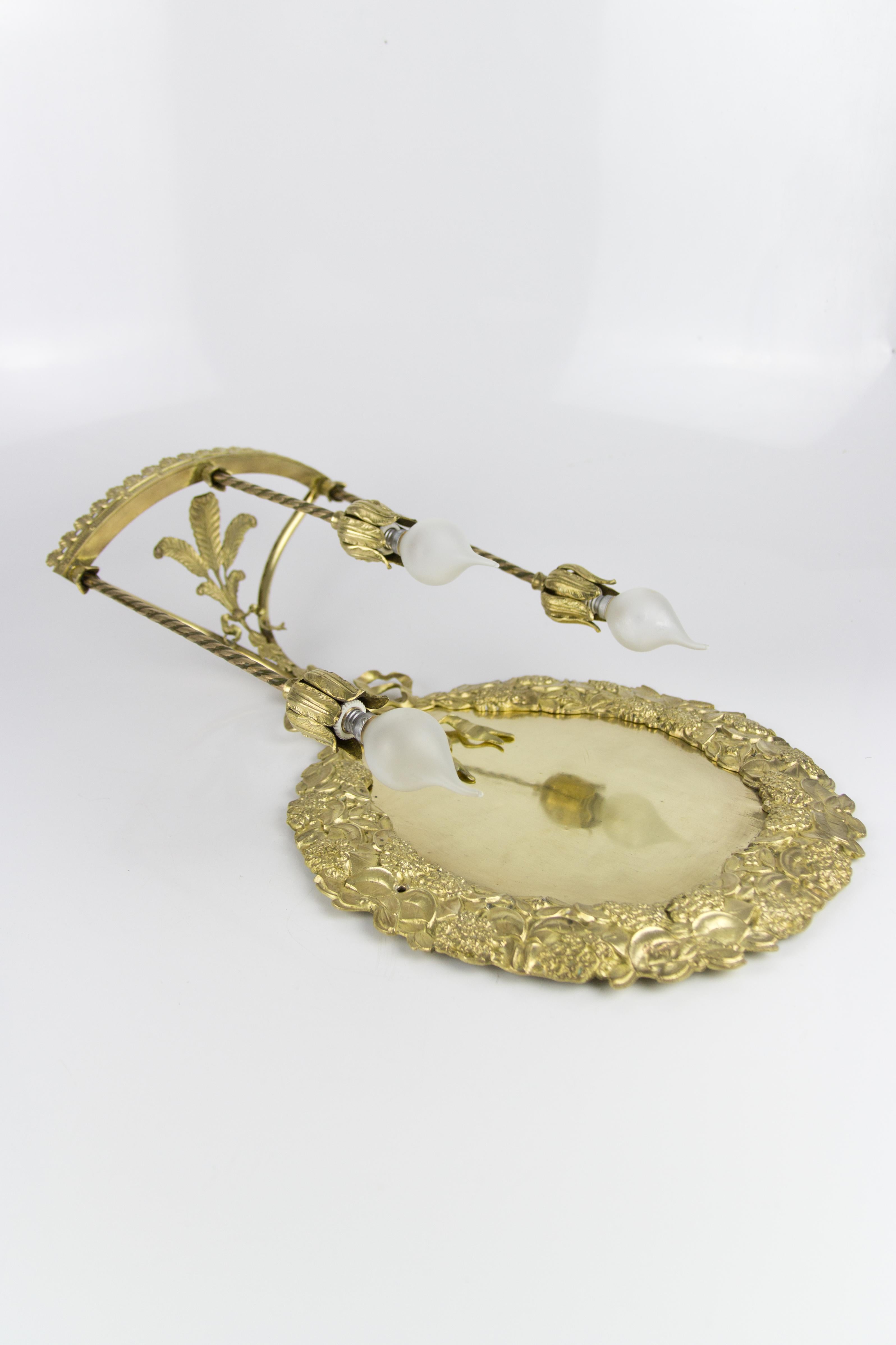 Aplique francés de tres luces estilo Luis XVI, bronce y latón, 1900 en venta 10