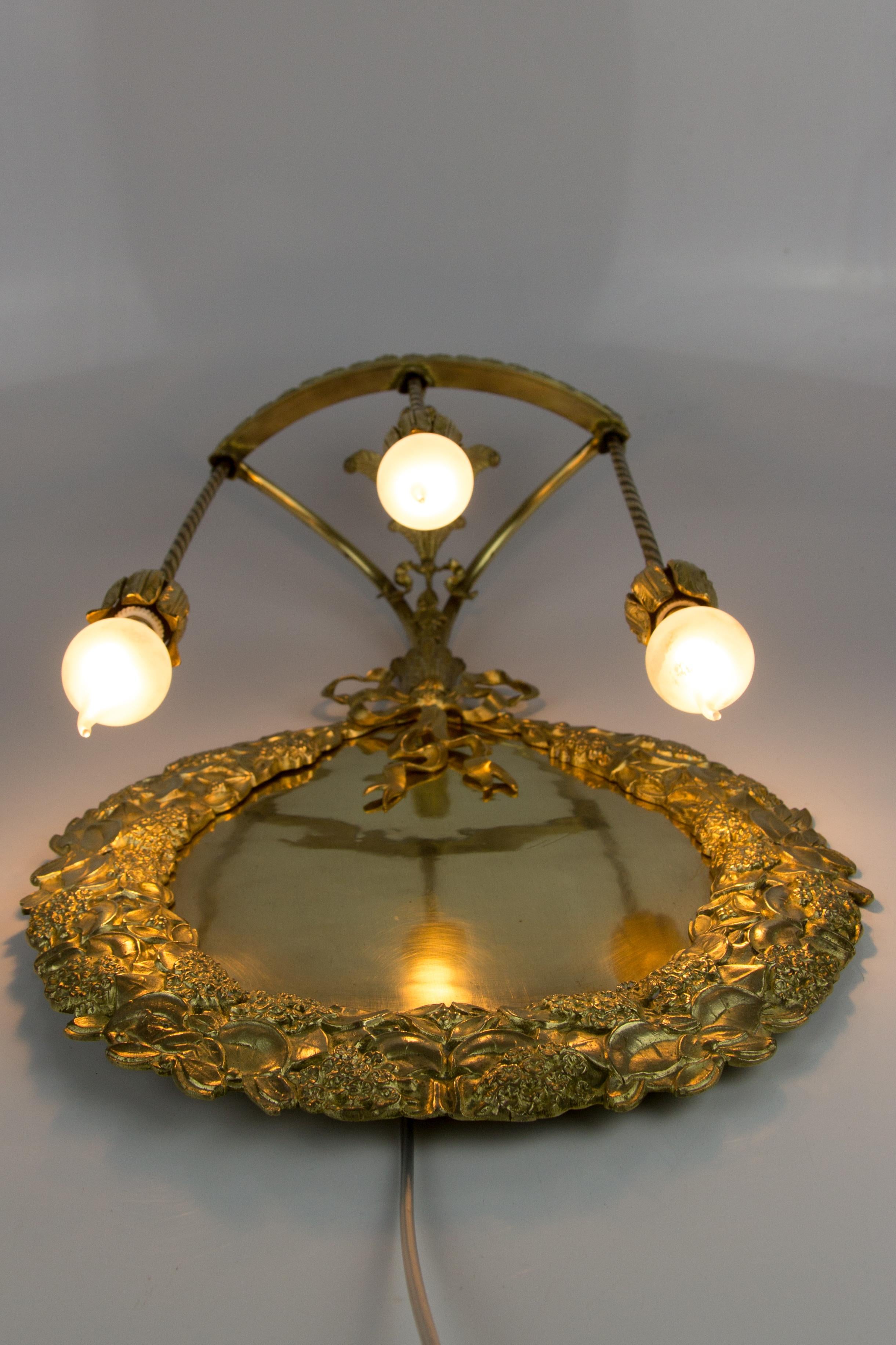 Aplique francés de tres luces estilo Luis XVI, bronce y latón, 1900 en venta 2