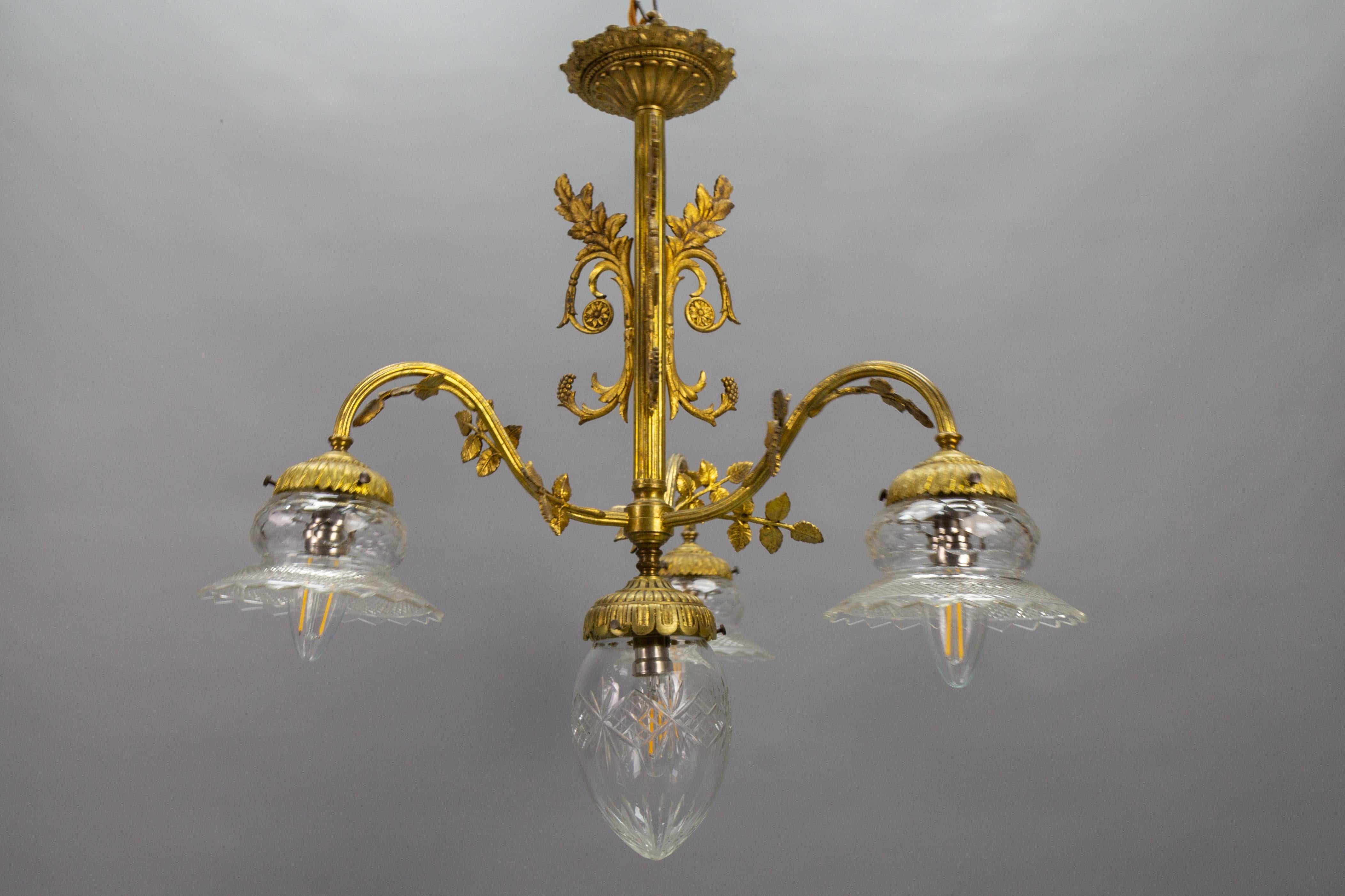 French Louis XVI Style Bronze and Clear Cut Glass Four-Light Chandelier For Sale 7