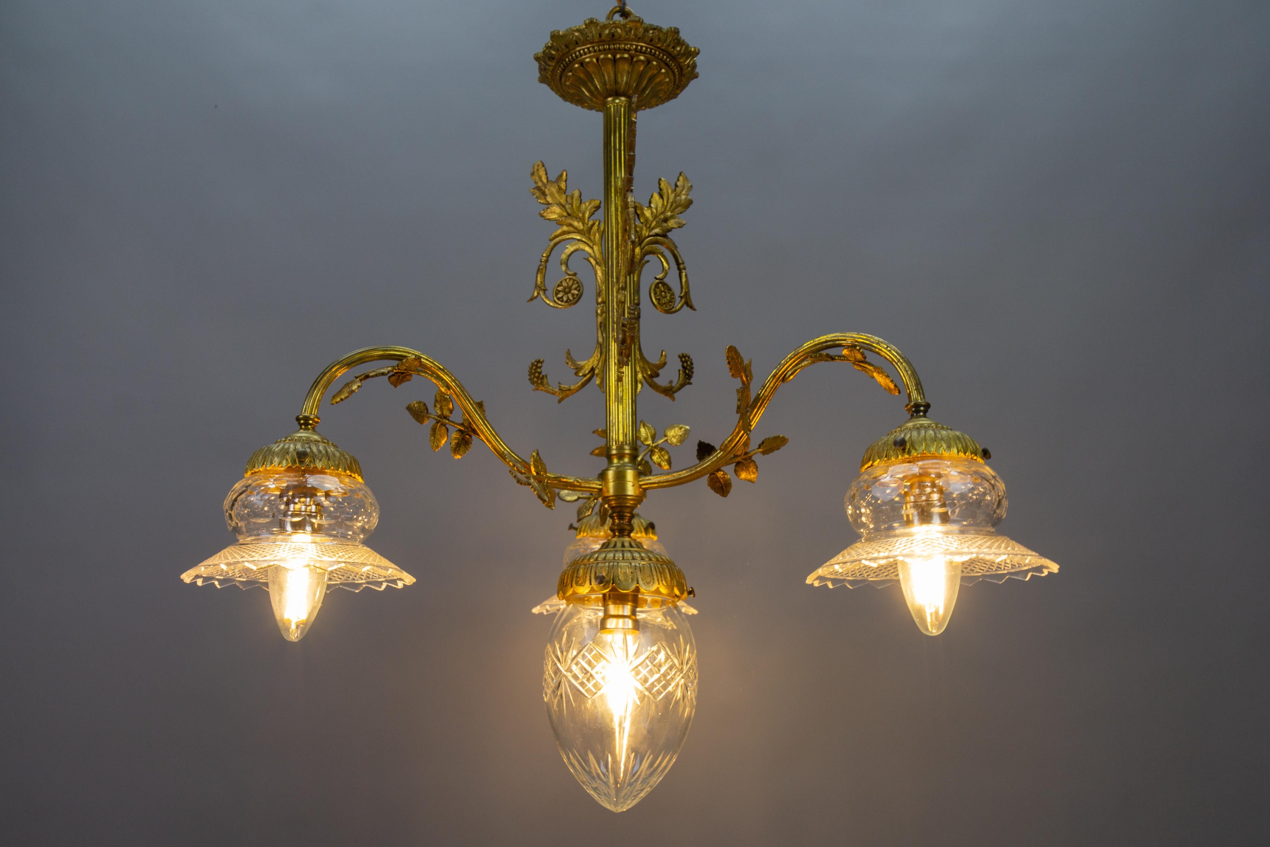 French Louis XVI Style Bronze and Clear Cut Glass Four-Light Chandelier For Sale 8