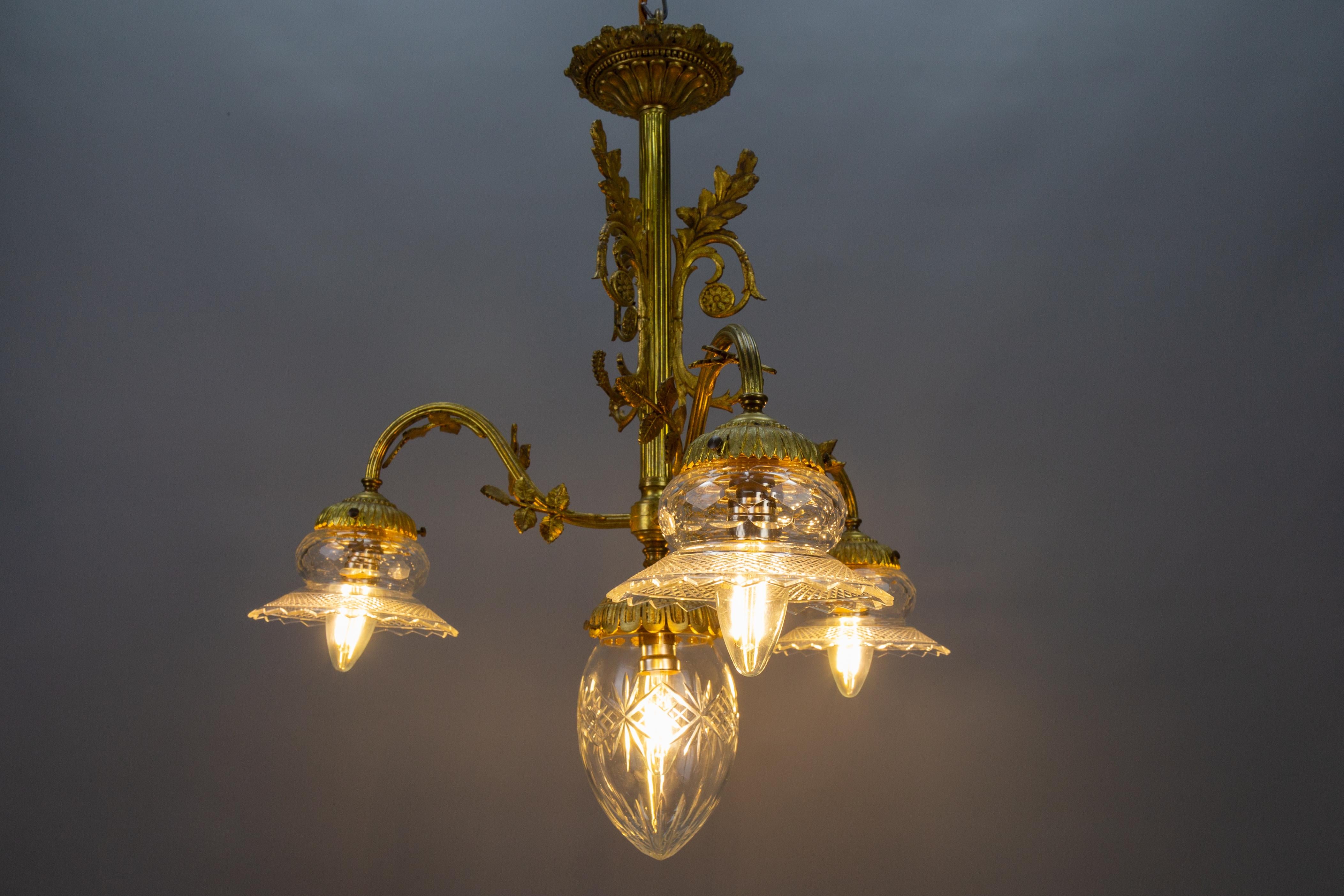 French Louis XVI Style Bronze and Clear Cut Glass Four-Light Chandelier For Sale 9