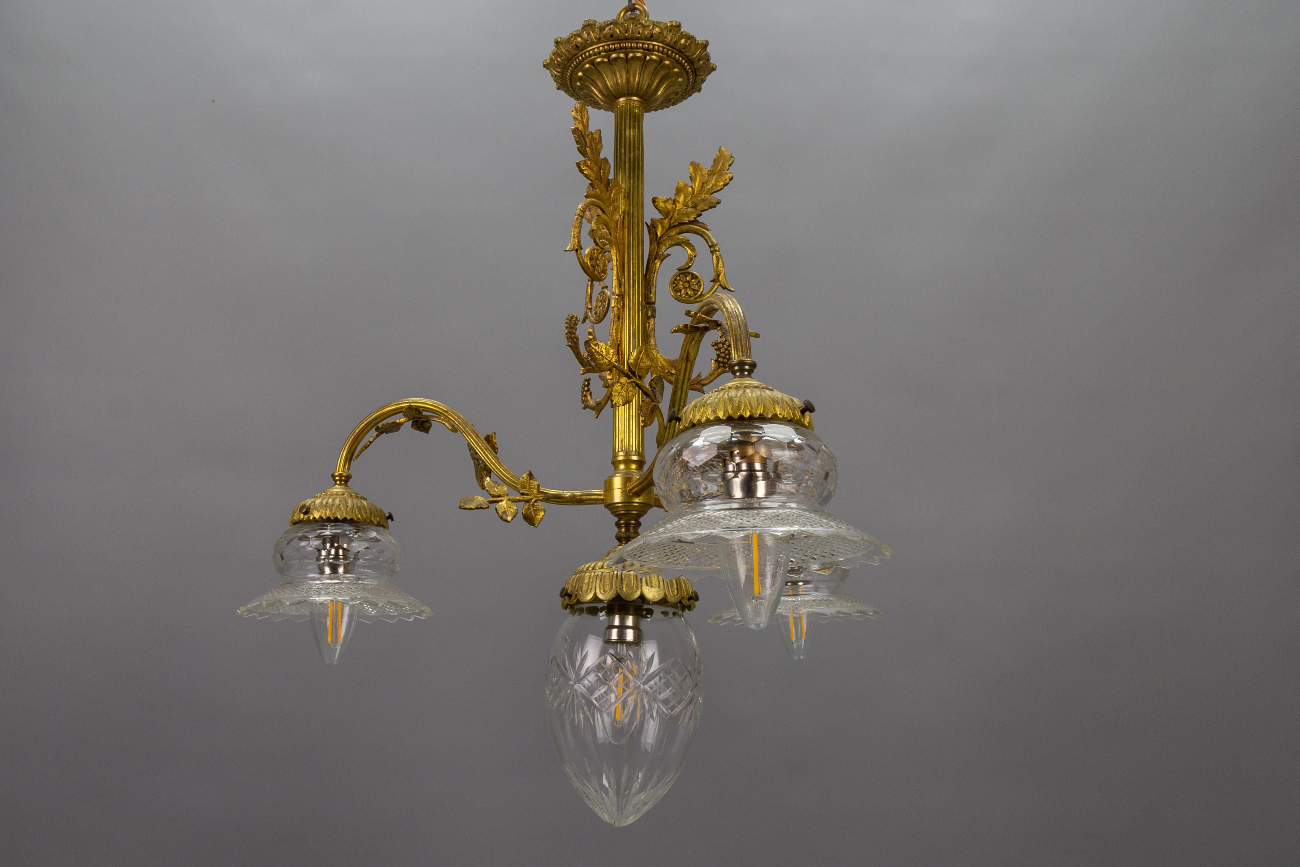 French Louis XVI Style Bronze and Clear Cut Glass Four-Light Chandelier For Sale 10