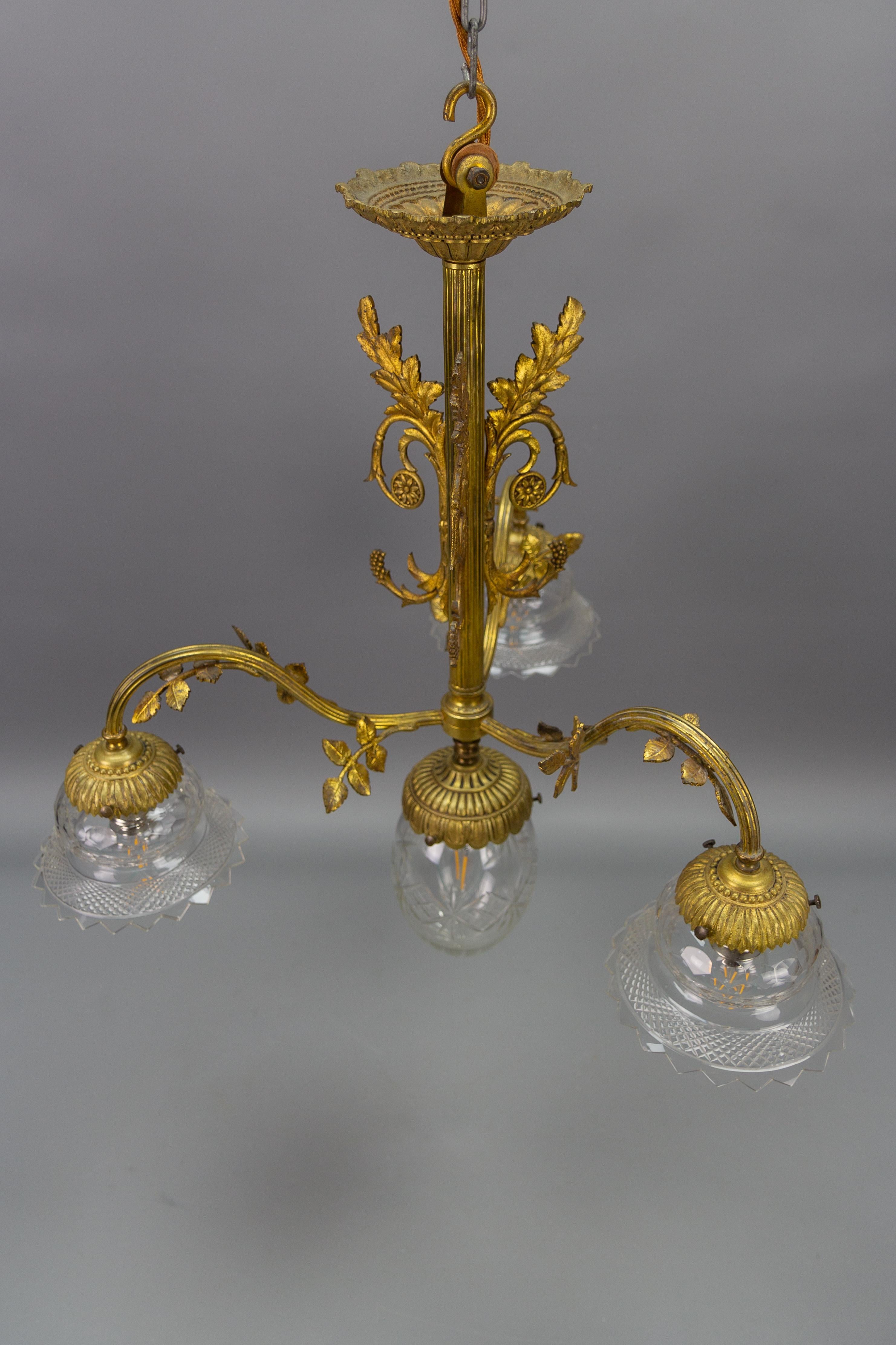 French Louis XVI Style Bronze and Clear Cut Glass Four-Light Chandelier For Sale 11