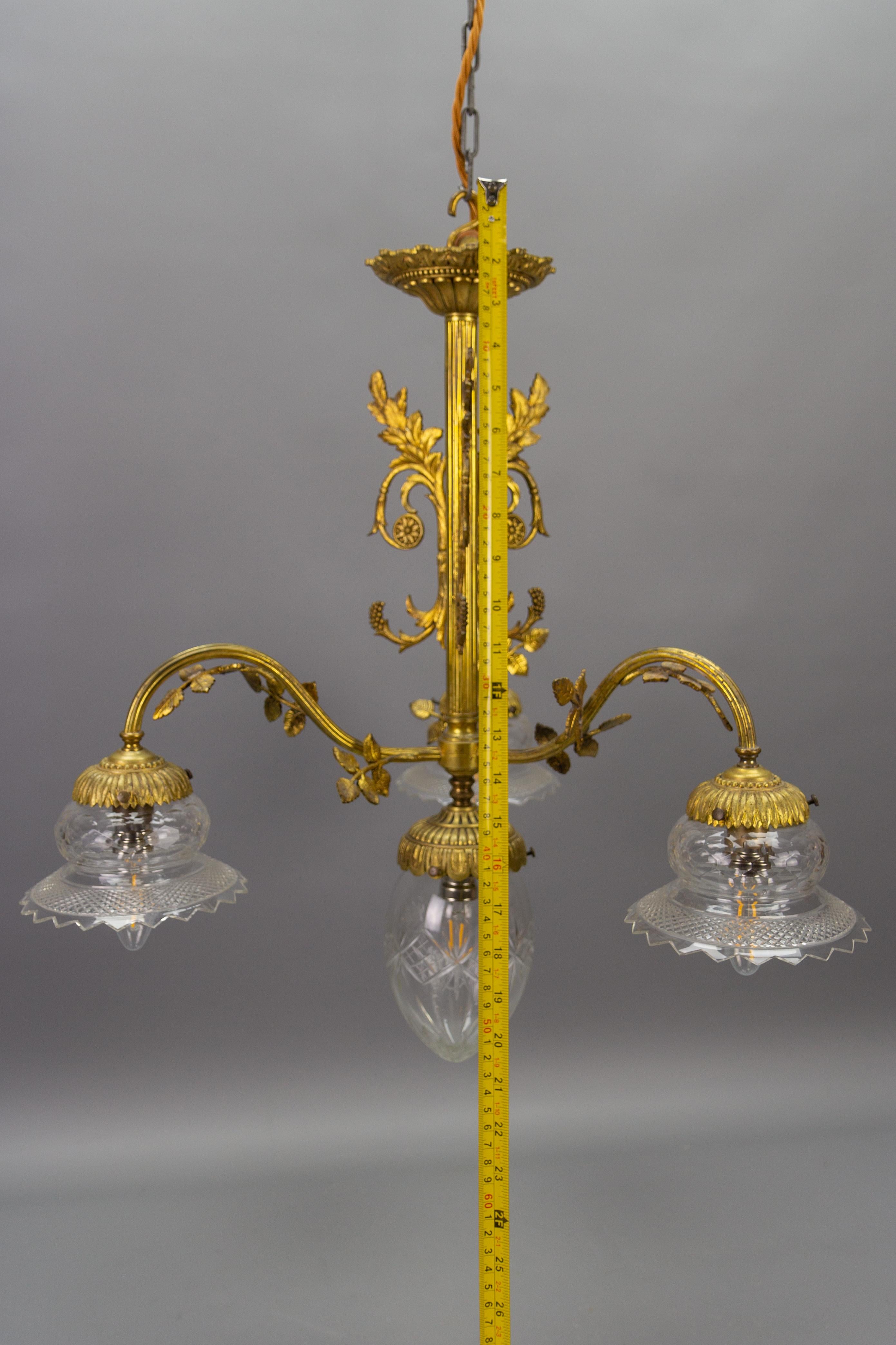 French Louis XVI Style Bronze and Clear Cut Glass Four-Light Chandelier For Sale 12