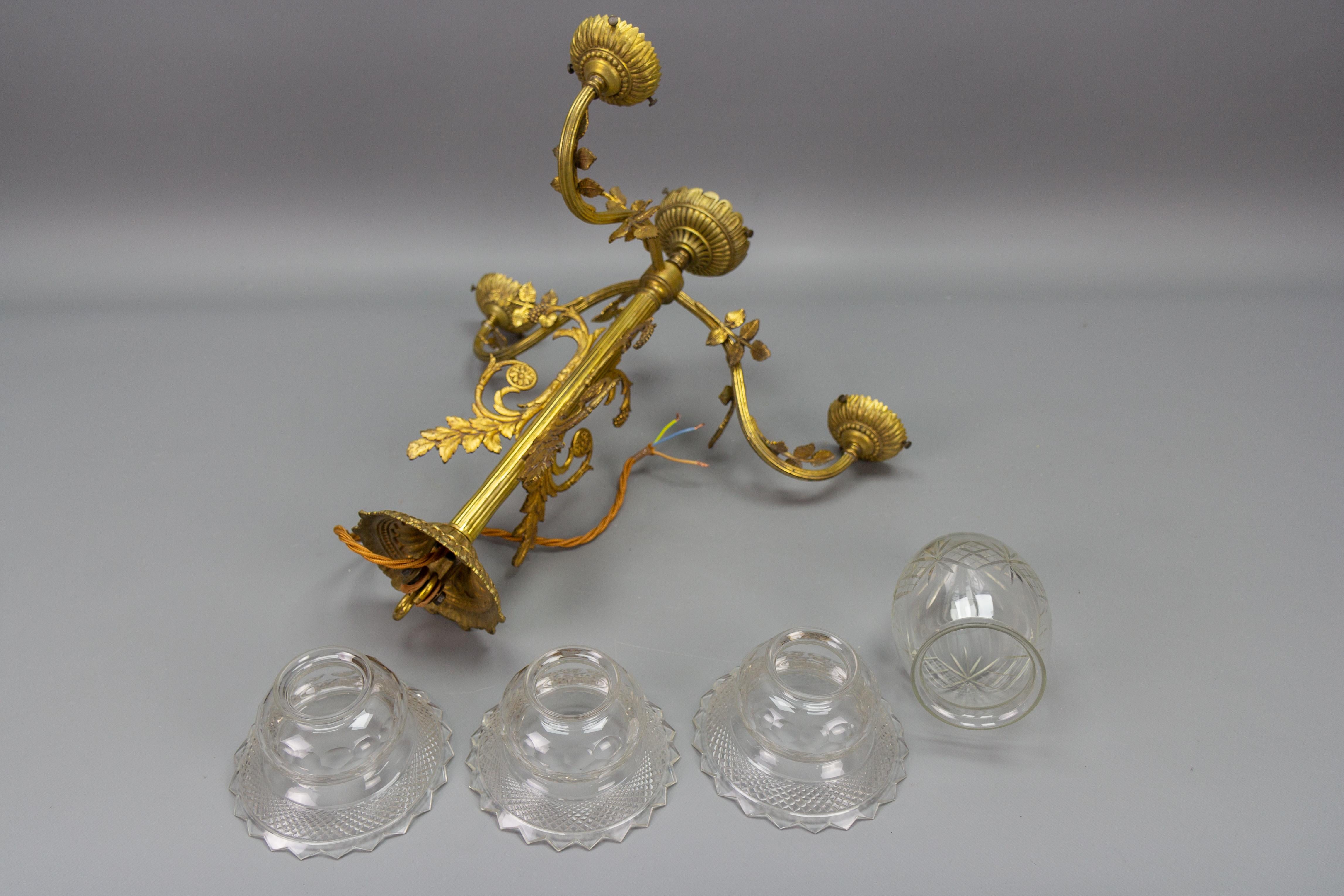 Lustre français de style Louis XVI à quatre lumières en bronze et verre taillé transparent en vente 13