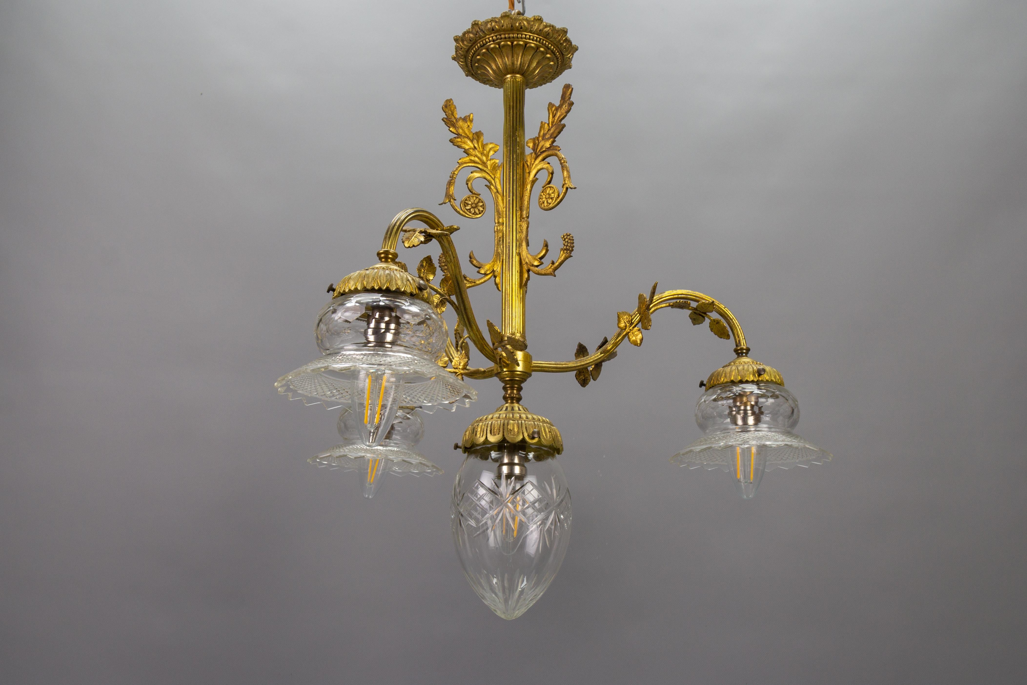 French Louis XVI Style Bronze and Clear Cut Glass Four-Light Chandelier In Good Condition For Sale In Barntrup, DE