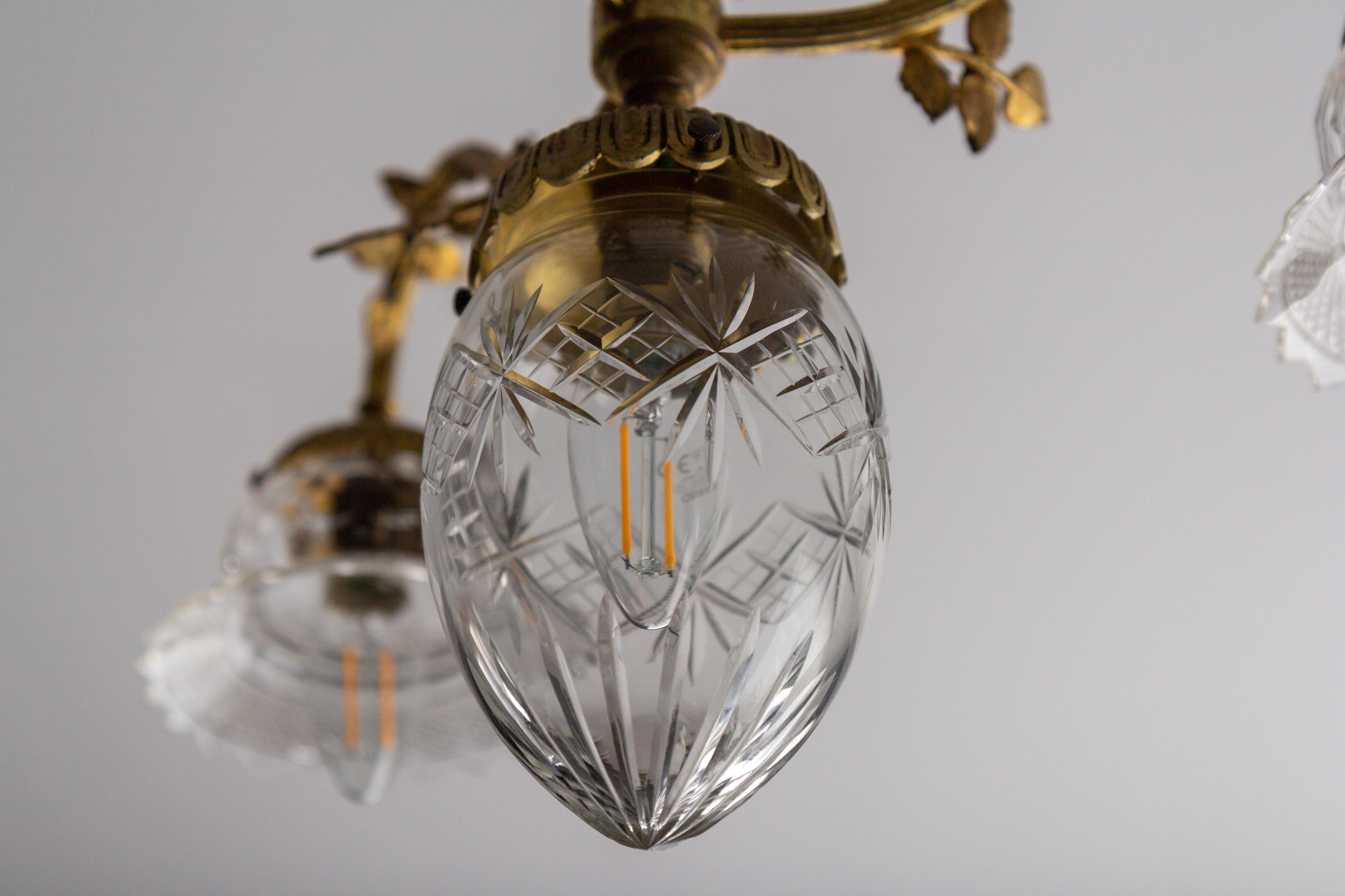 Laiton Lustre français de style Louis XVI à quatre lumières en bronze et verre taillé transparent en vente