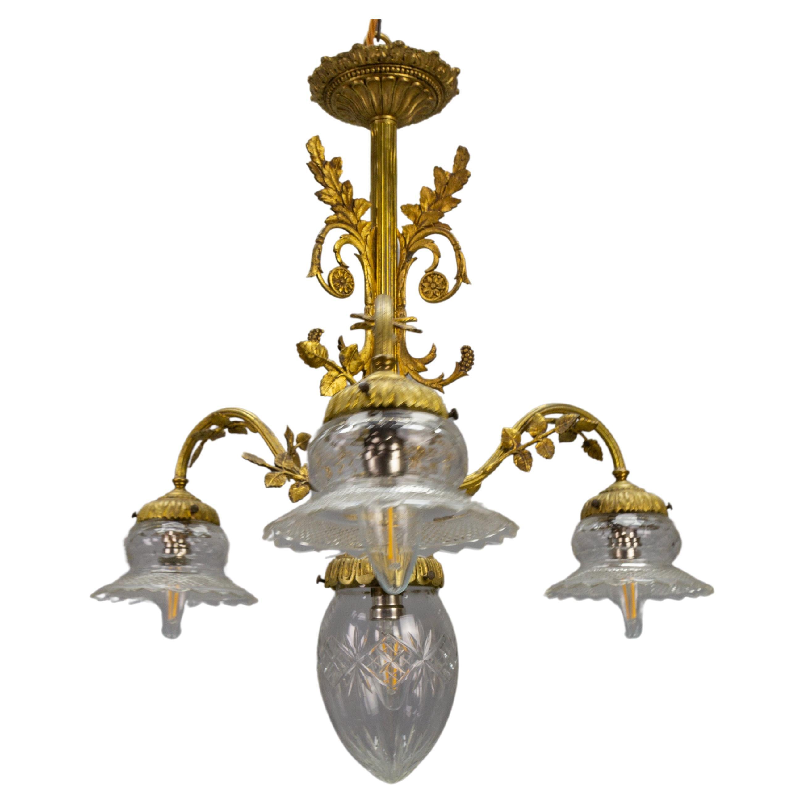 Lustre français de style Louis XVI à quatre lumières en bronze et verre taillé transparent en vente