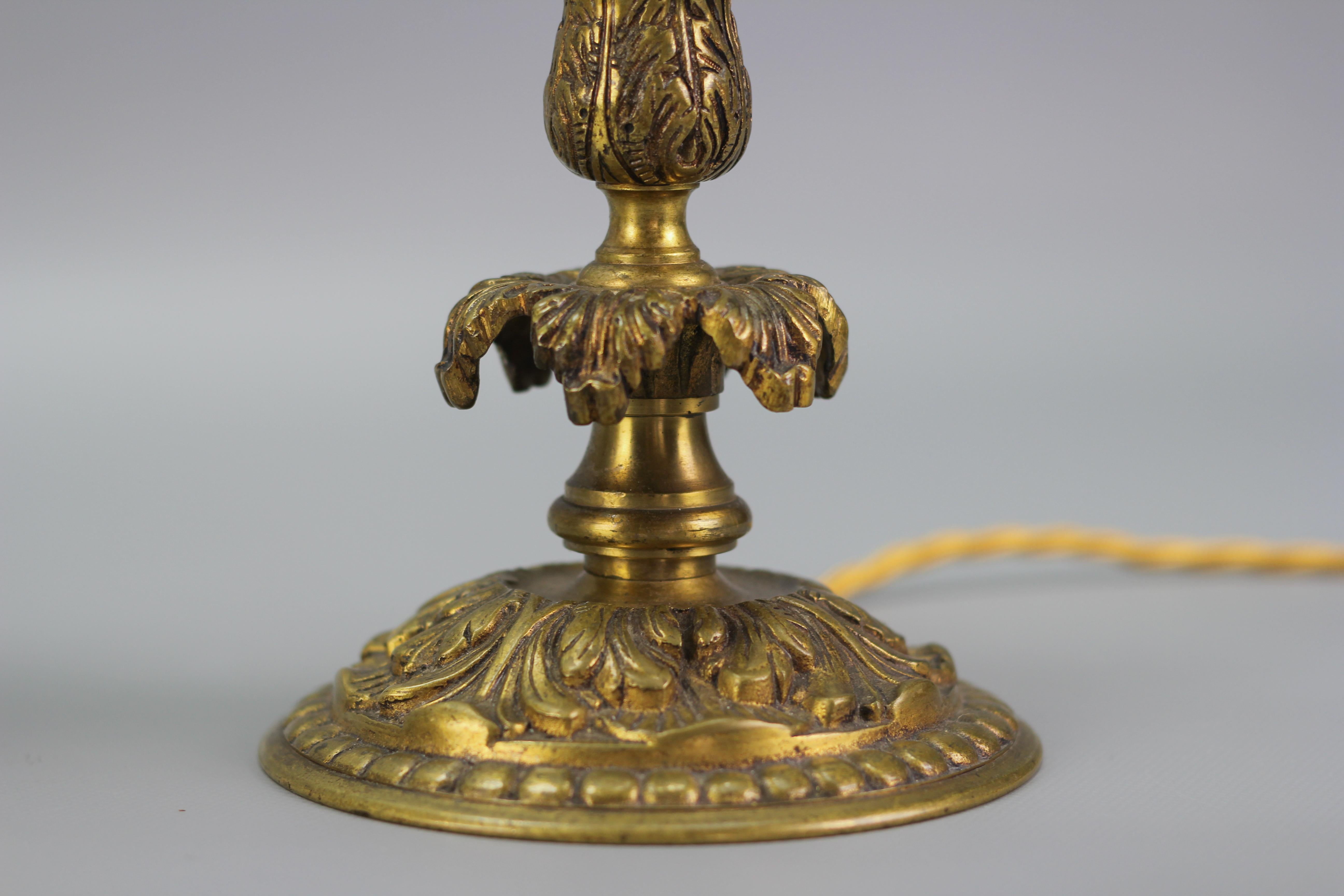Französische Kandelaber-Tischlampen aus Bronze und Kristall im Louis-XVI.-Stil, 2er-Set im Angebot 7