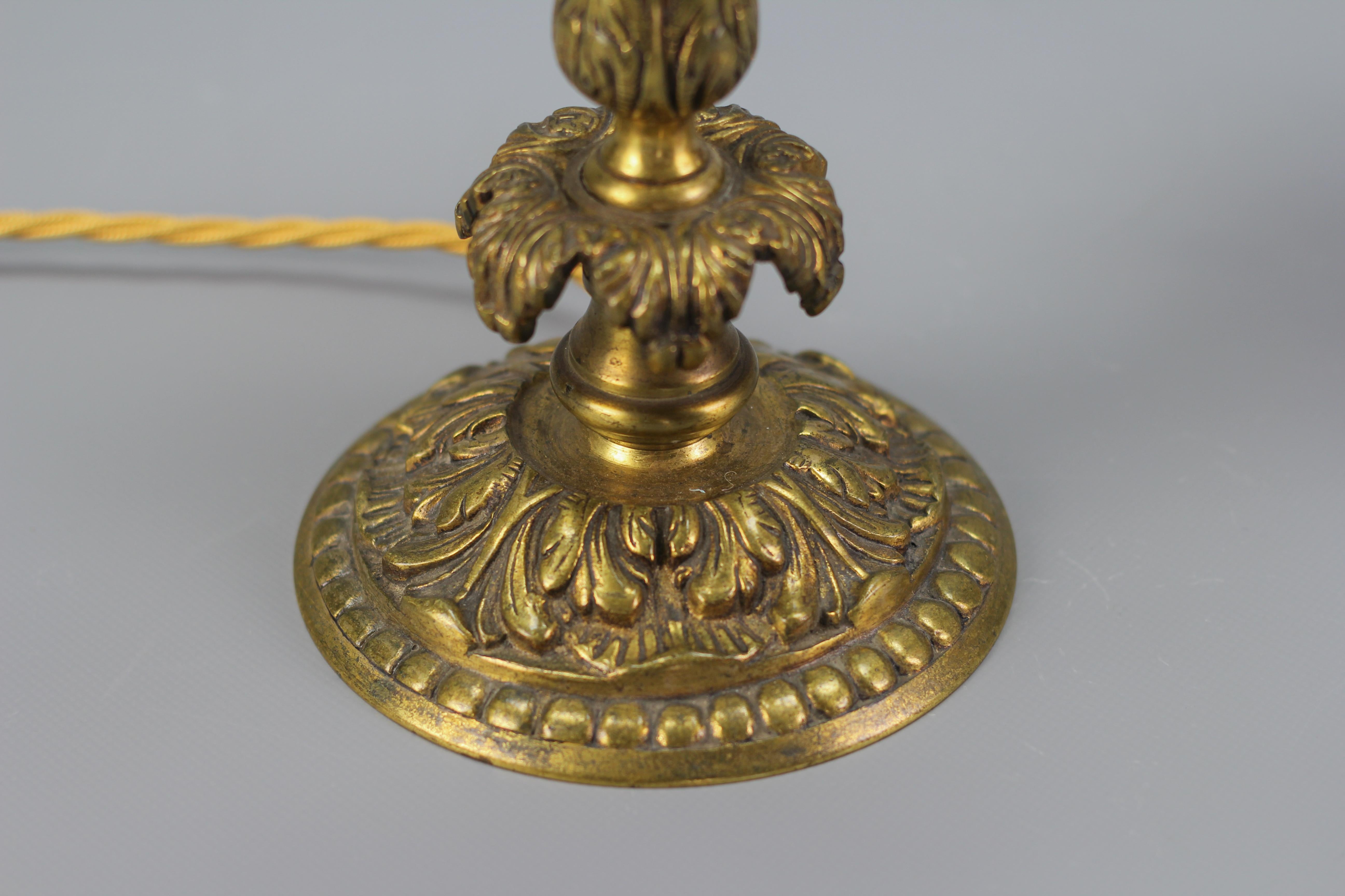 Juego de 2 lámparas de mesa candelabro francesas de bronce y cristal, estilo Luis XVI en venta 7