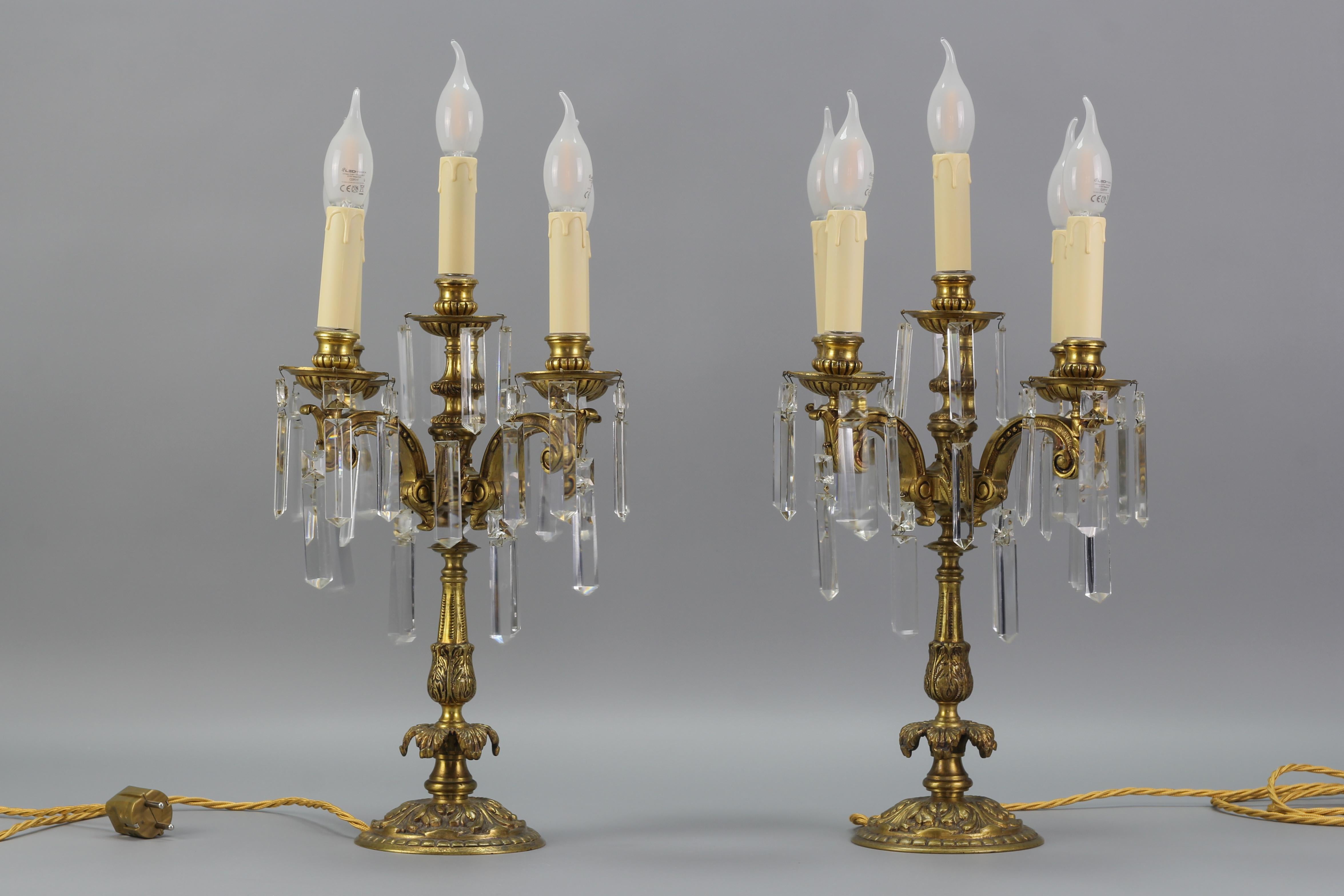 Juego de 2 lámparas de mesa candelabro francesas de bronce y cristal, estilo Luis XVI Bronce en venta