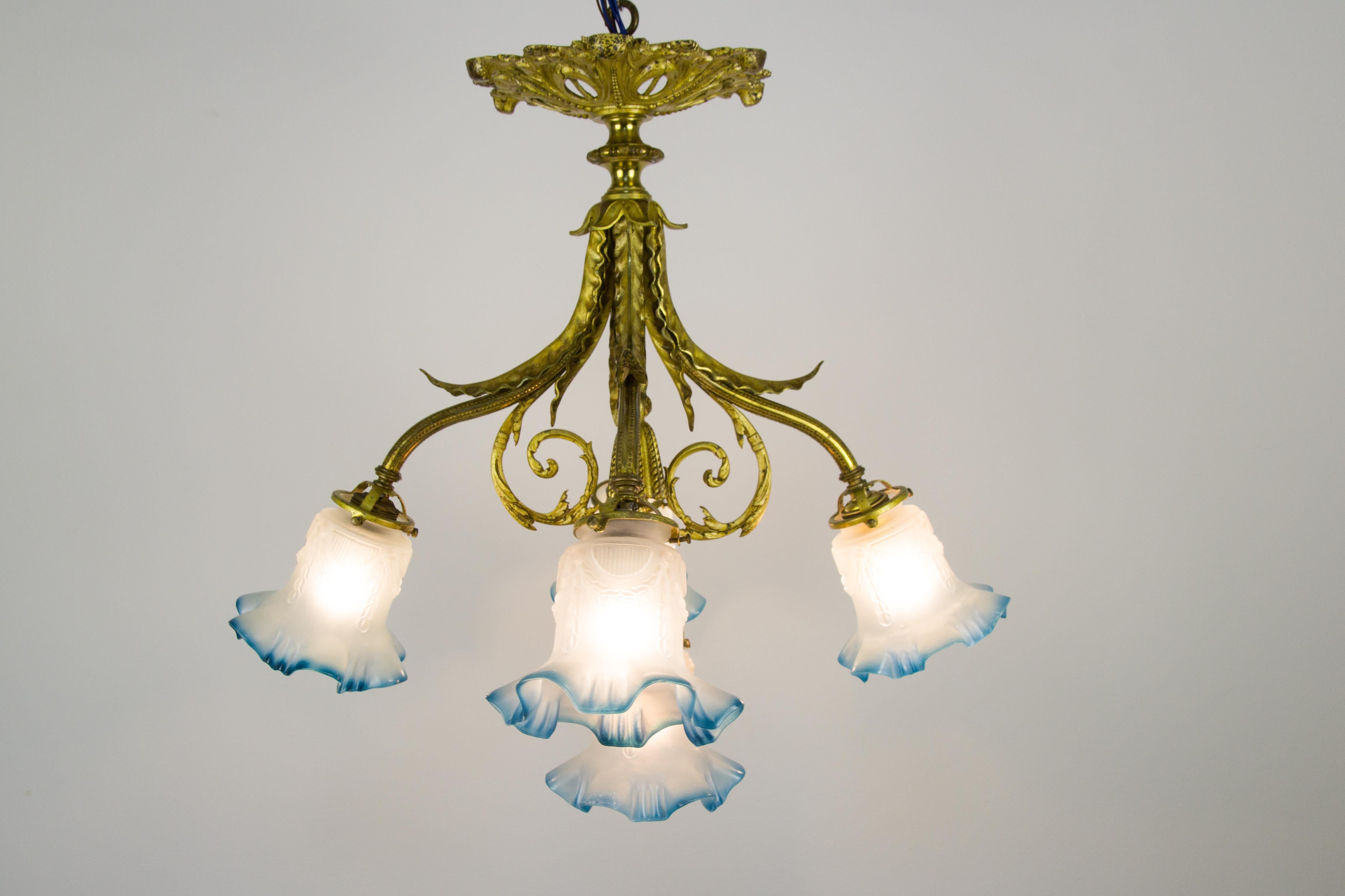 French Louis XVI Style Bronze and Frosted Glass Five-Light Chandelier, 1920s In Good Condition In Barntrup, DE
