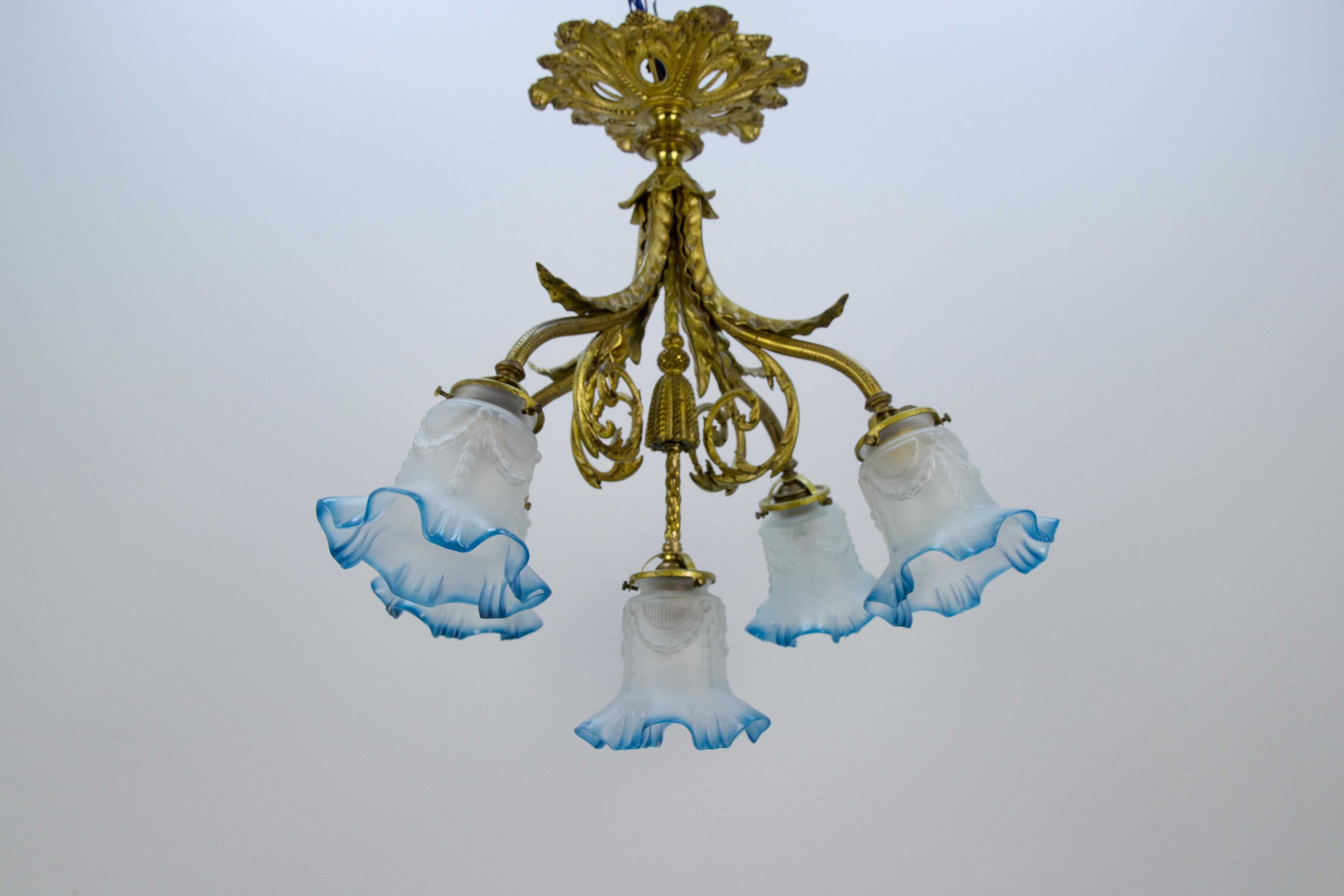 French Louis XVI Style Bronze and Frosted Glass Five-Light Chandelier, 1920s 1