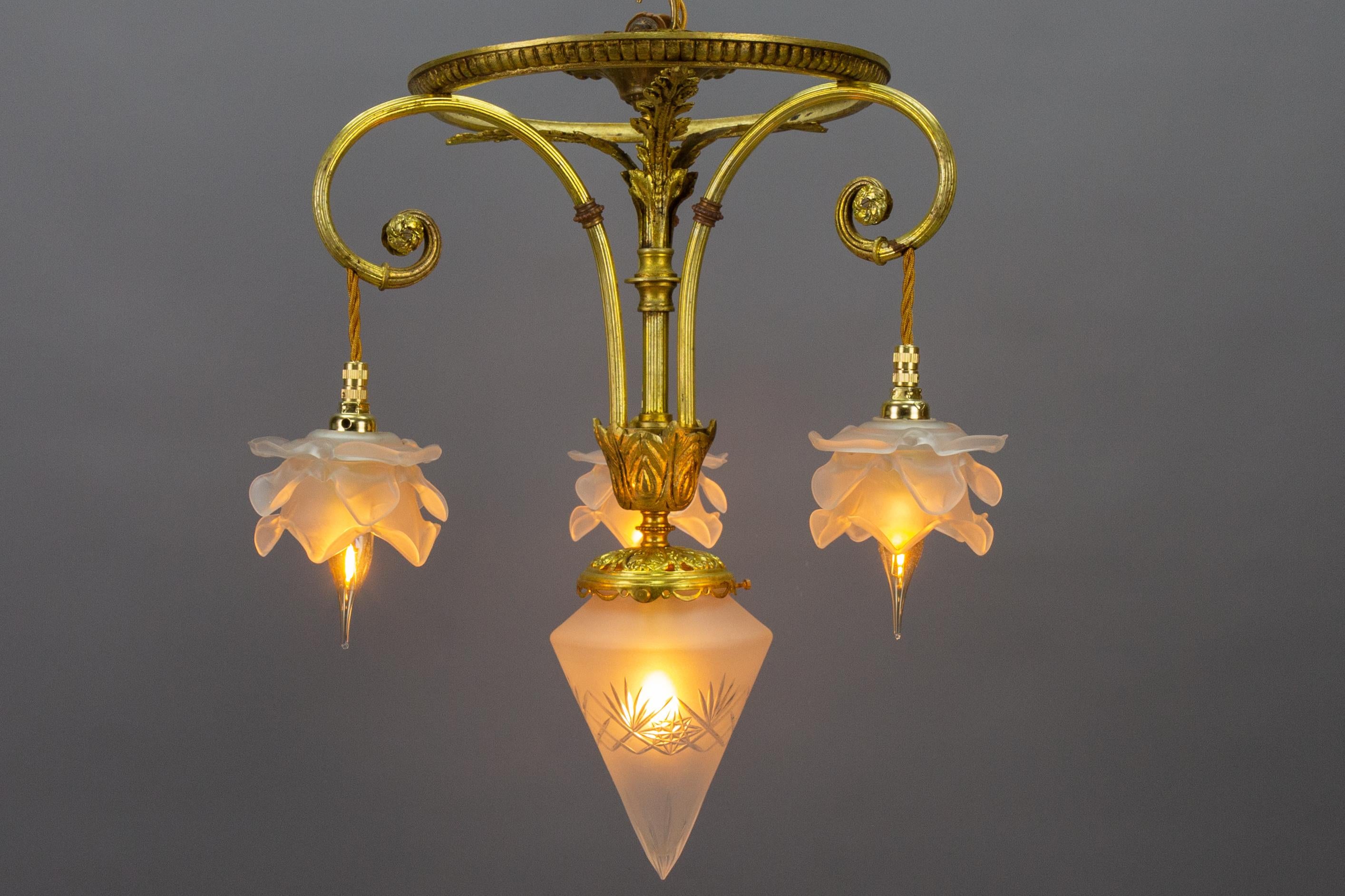 French Louis XVI Style Bronze and Frosted Glass Four-Light Pendant Chandelier In Good Condition For Sale In Barntrup, DE