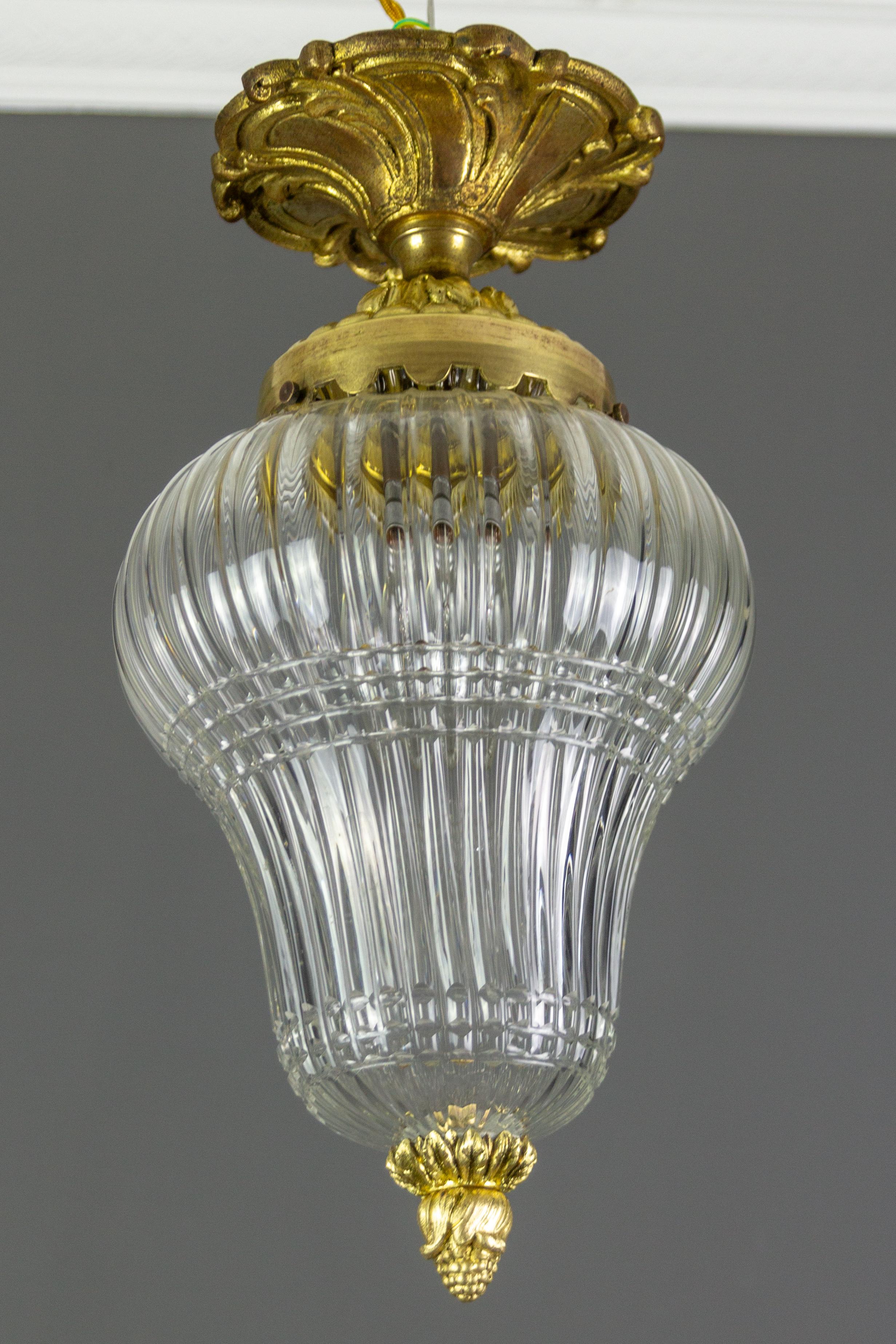 This adorable antique French ceiling light features a very decorative massive bronze fixture and beautifully shaped glass lampshade, centered with a bronze pinecone finial.
One socket for a B22-size light bulb.
Dimensions: height: 38 cm / 14.96 in;