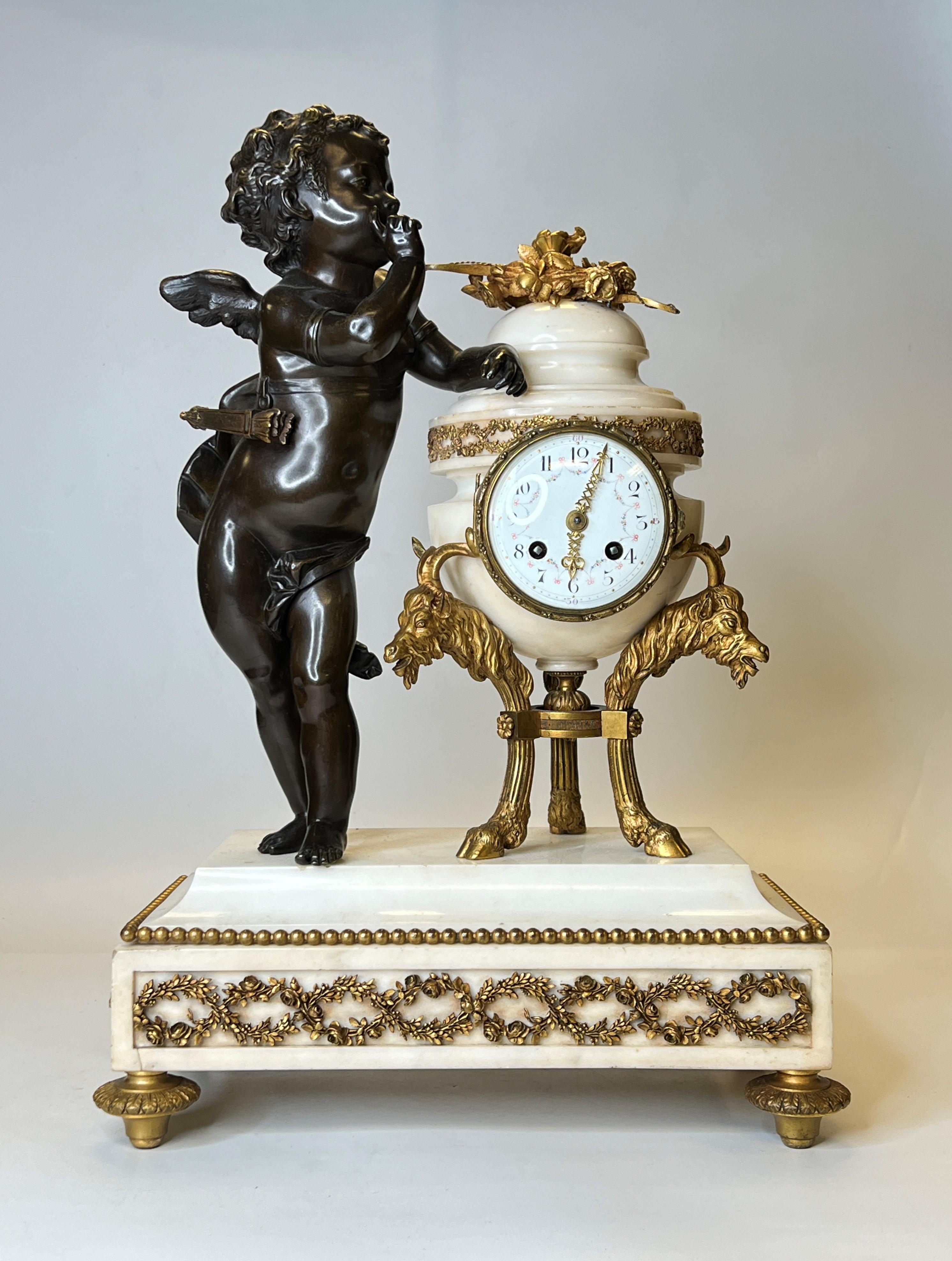 Qualité très fine  Français 19ème siècle  Motif chérubin de style Louis XVI  Horloge de cheminée en bronze et marbre par Ferdinand Gervais
