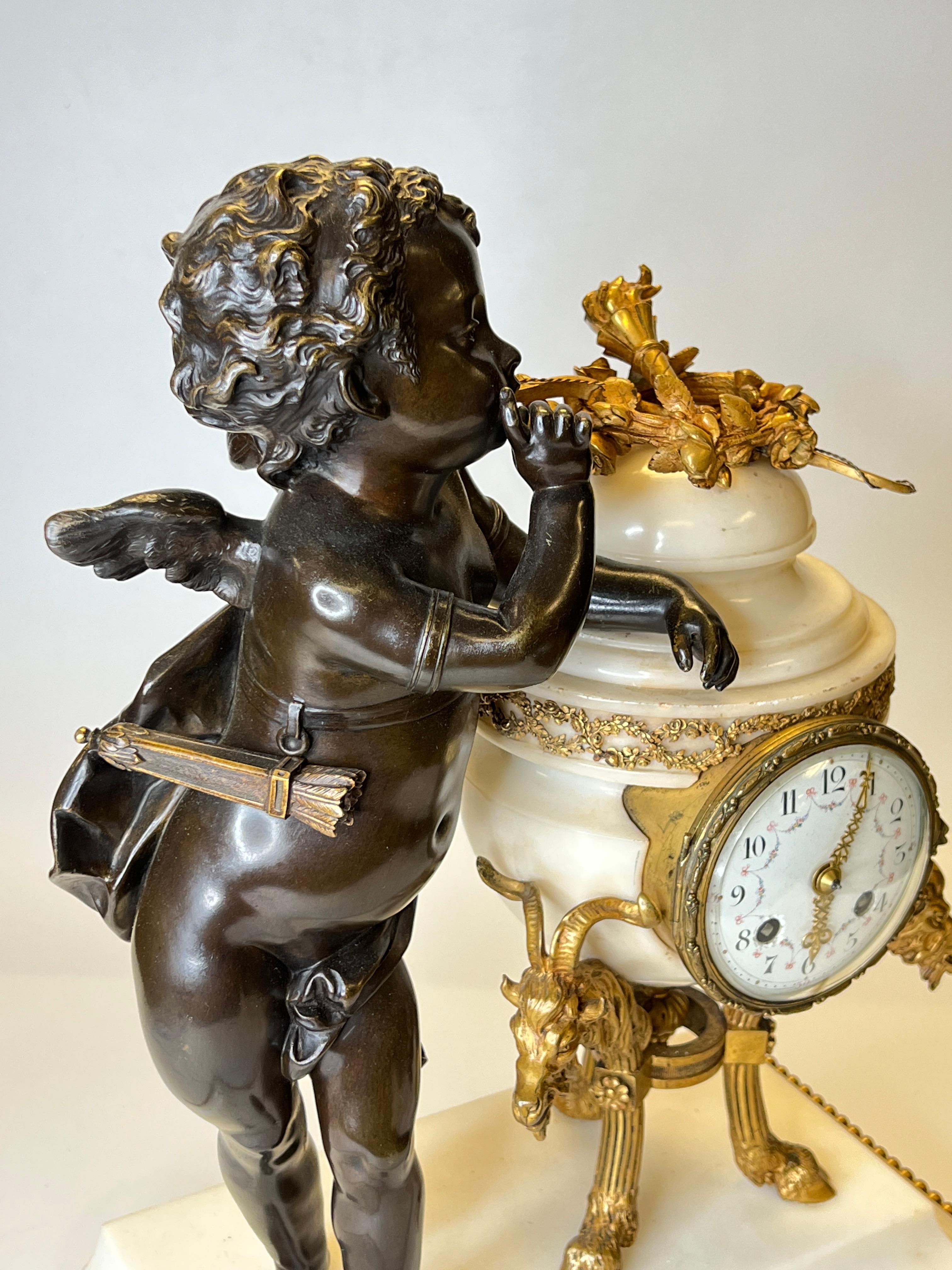 XIX secolo Orologio da camino francese in bronzo e marmo in stile Luigi XVI di Ferdinand Gervais in vendita