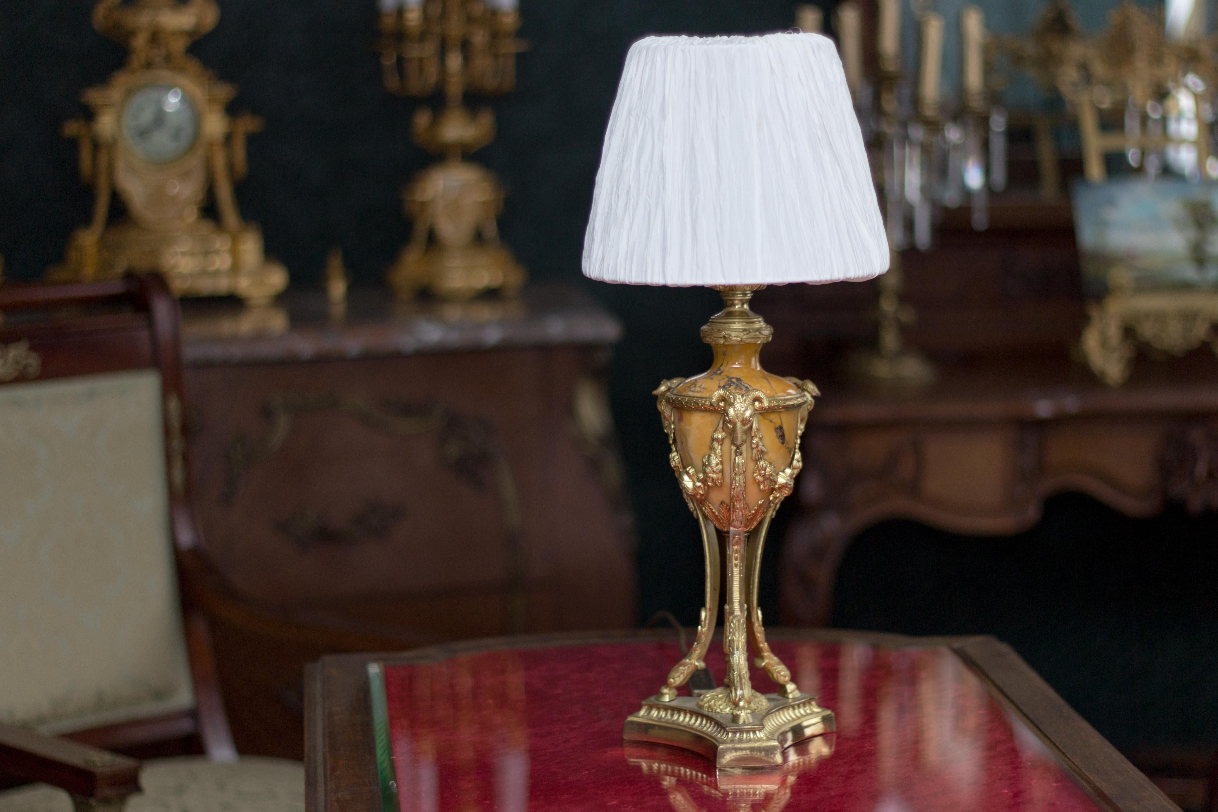 Französische Tischlampe aus Bronze und Marmor im Louis-XVI-Stil mit Widderkopf 5