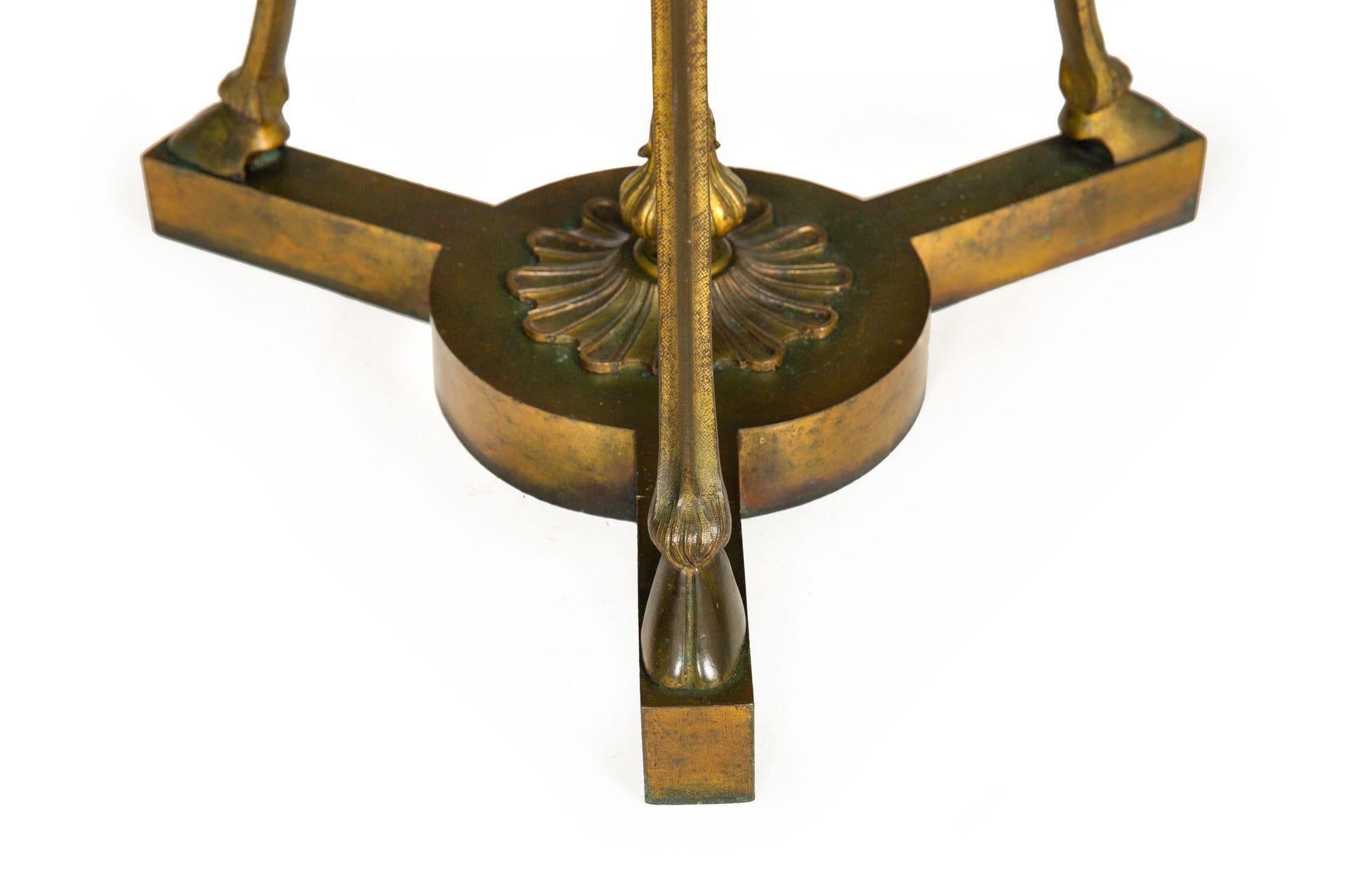 Table à deux niveaux en bronze et marbre de style Louis XVI, Gueridon en vente 4