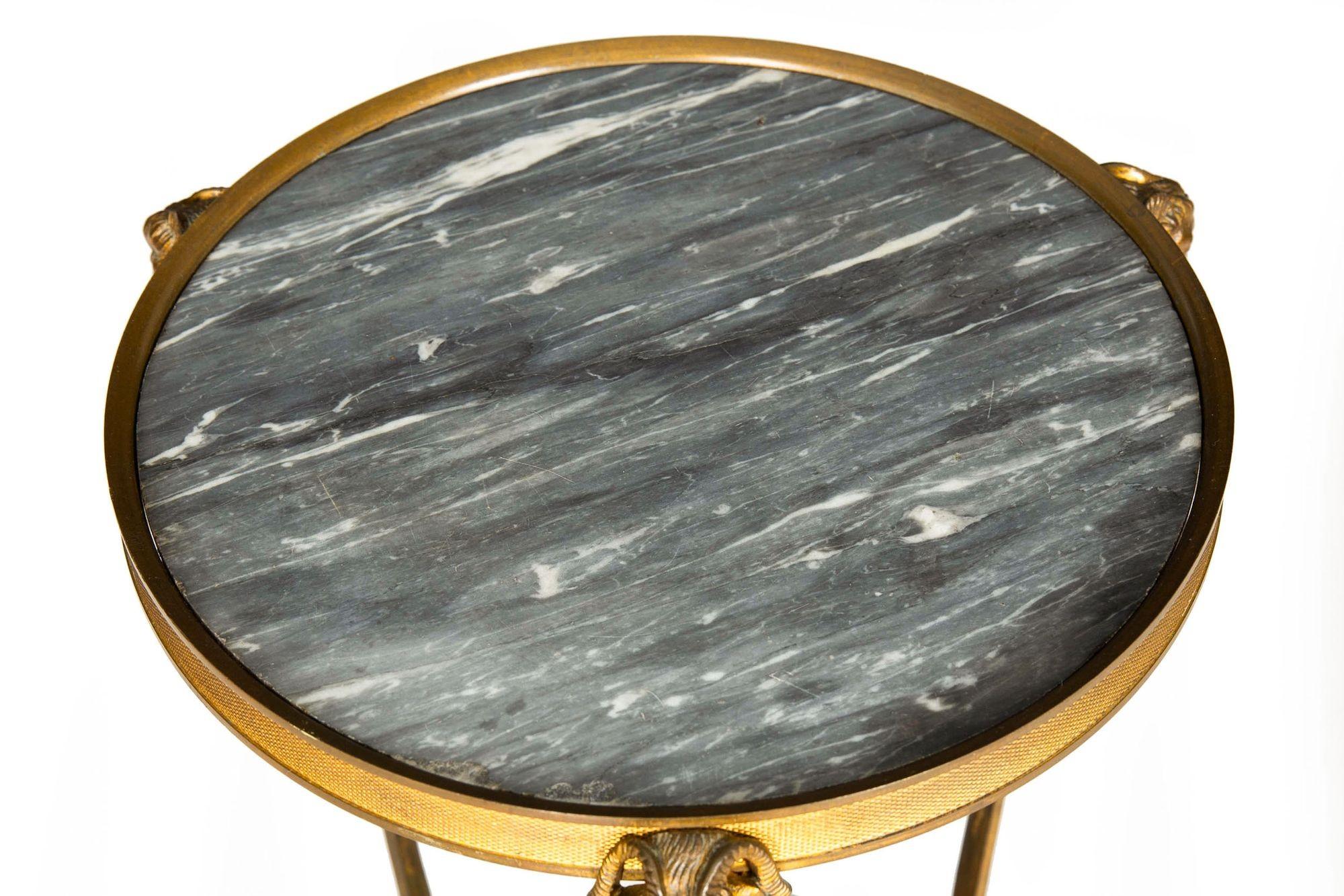 Doré Table à deux niveaux en bronze et marbre de style Louis XVI, Gueridon en vente