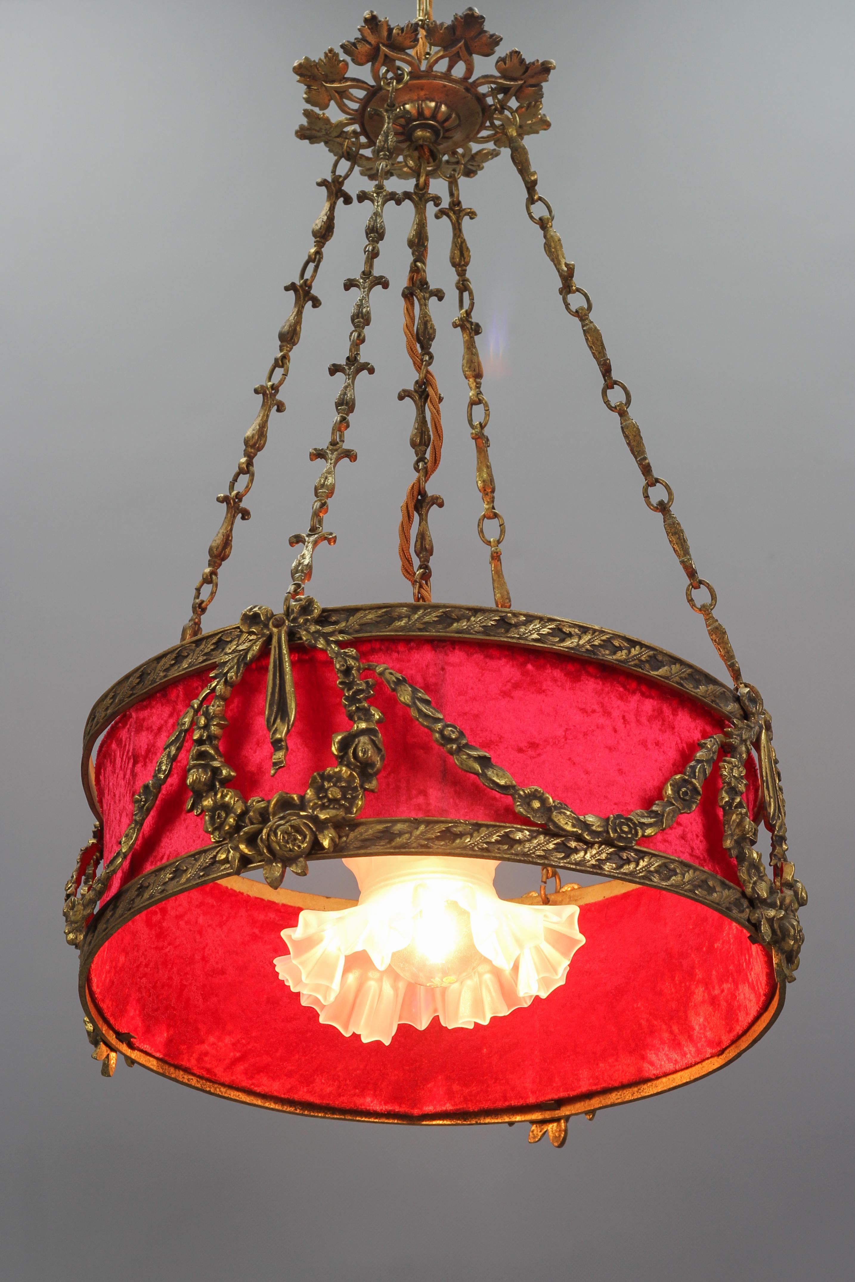 French Louis XVI Style Bronze and Red Fabric Shade Pendant Chandelier, 1920s In Good Condition For Sale In Barntrup, DE