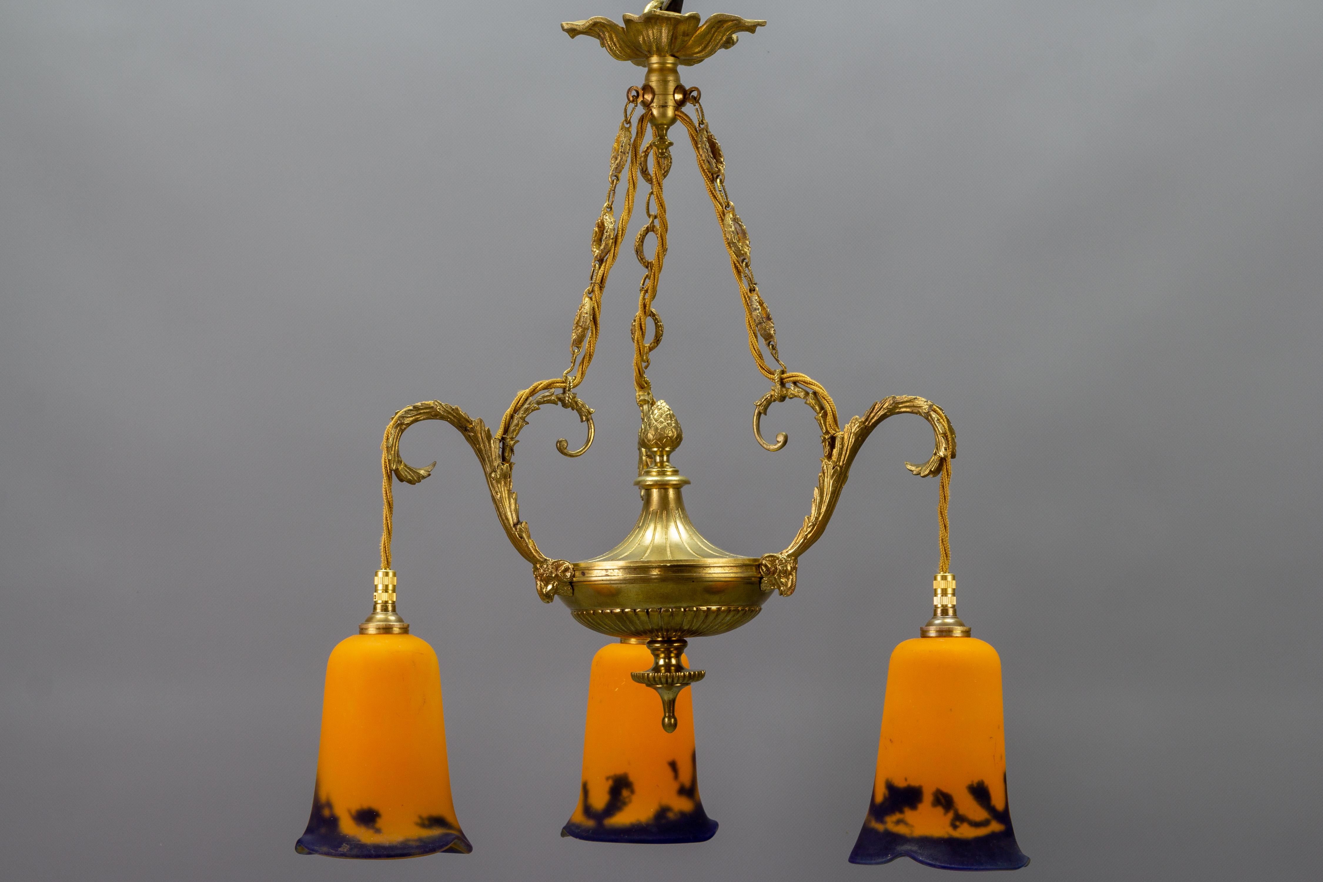 French Louis XVI Style Bronze Chandelier with Pate De Verre Glass by Noverdy In Good Condition For Sale In Barntrup, DE