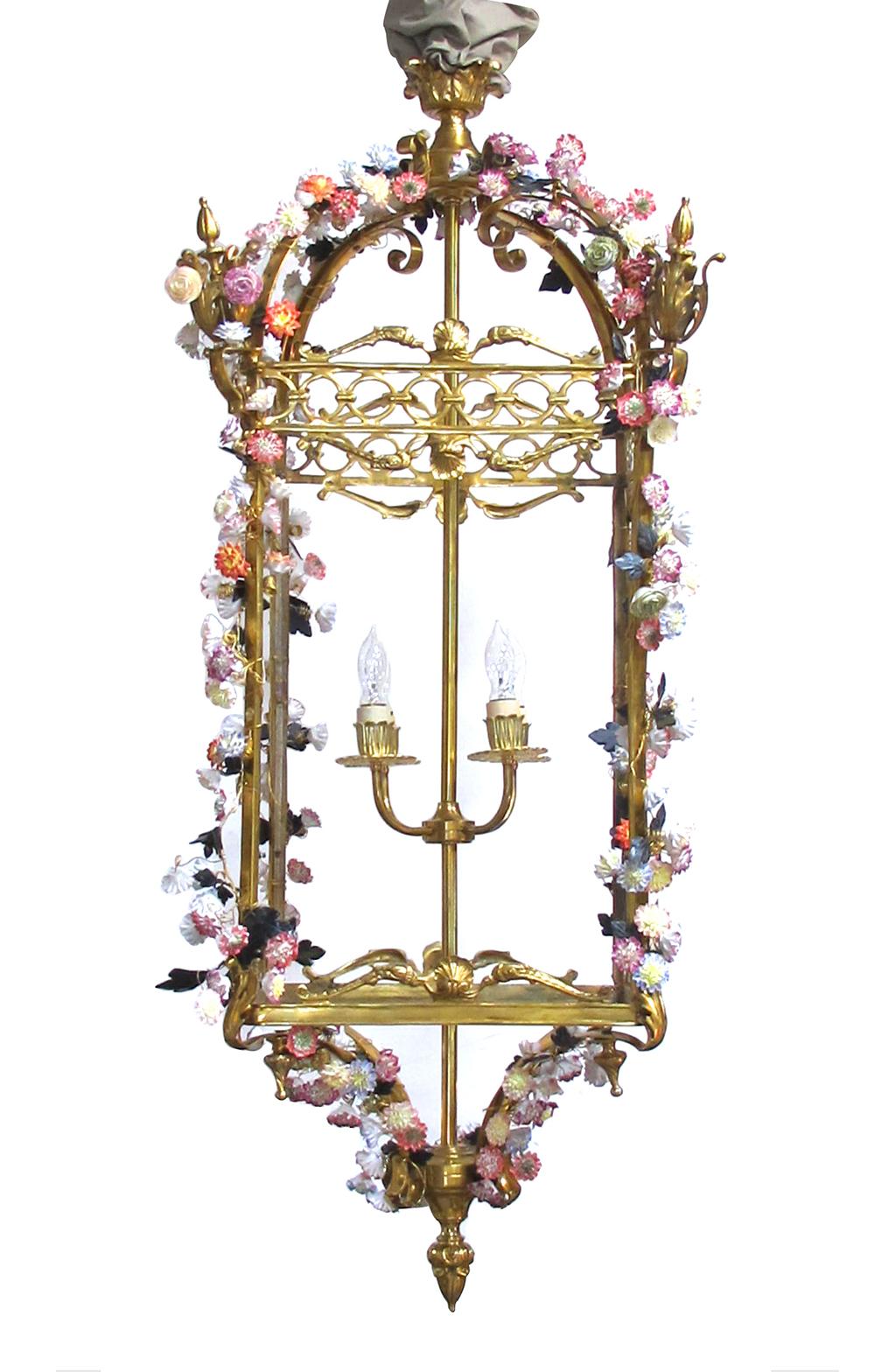 Französischer Louis XVI Stil Bronze Doré 4-Licht Laterne mit Porzellan Blumen im Angebot 4