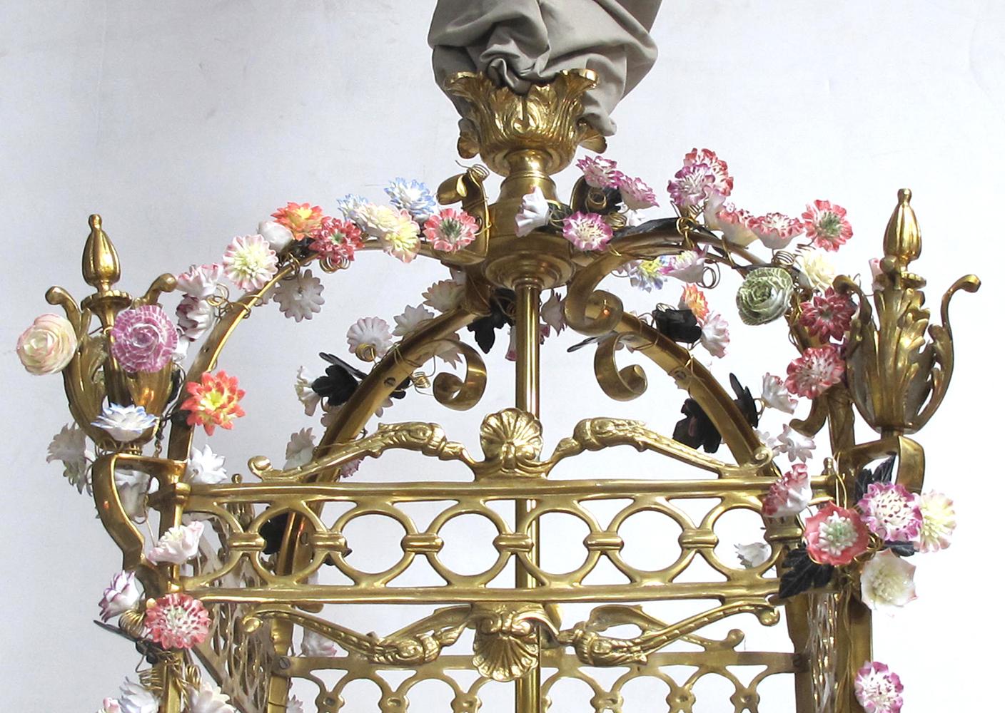 Französischer Louis XVI Stil Bronze Doré 4-Licht Laterne mit Porzellan Blumen im Angebot 3