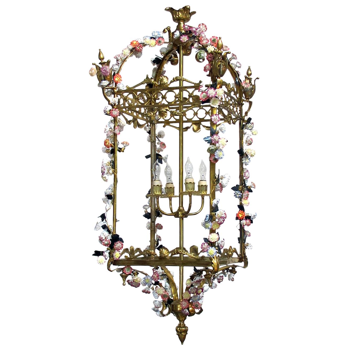 Lanterne Doré à 4 lumières de style Louis XVI français en bronze avec fleurs en porcelaine