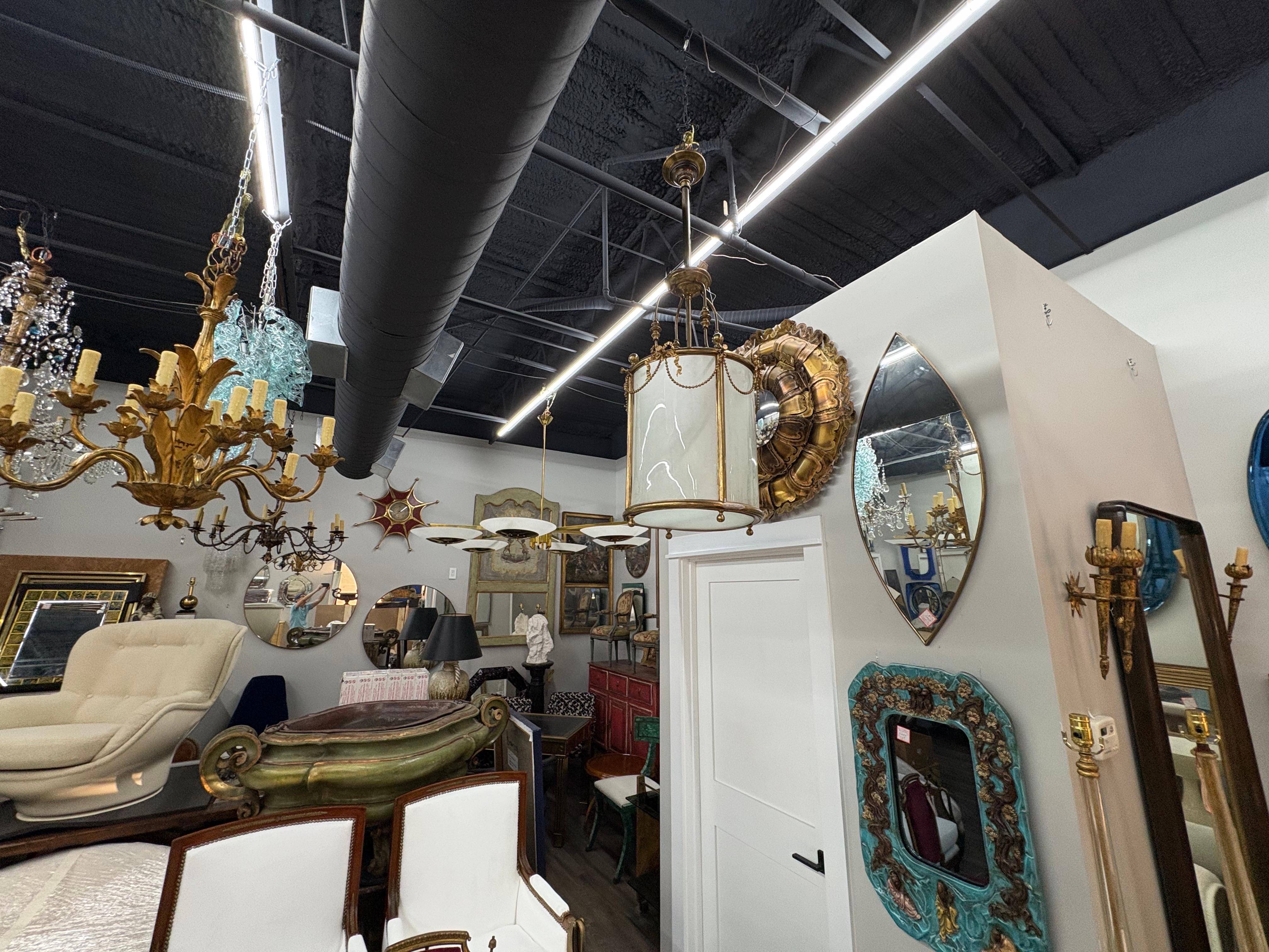 Französische Bronze-Laterne im Louis-XVI-Stil.
Angeboten wird eine atemberaubende antike französische Laterne im Louis-XVI-Stil aus Bronze mit geschwungenen Opalglasscheiben und einem schönen Bogen-Detail. 
Diese aus den 1940er Jahren stammende