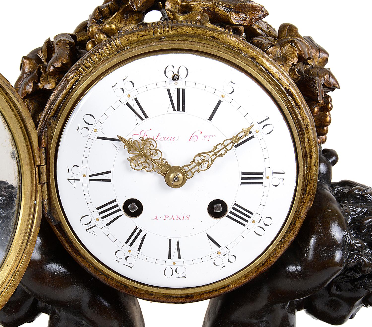 Français Horloge de cheminée en bronze de style Louis XVI en vente