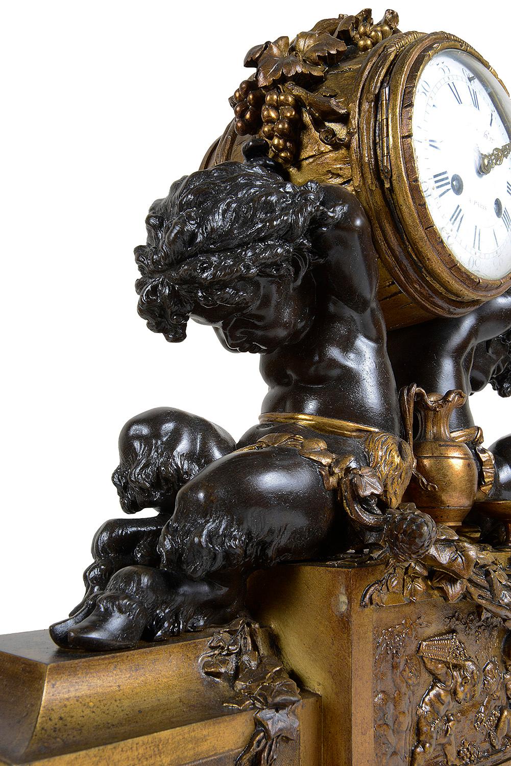 Doré Horloge de cheminée en bronze de style Louis XVI en vente