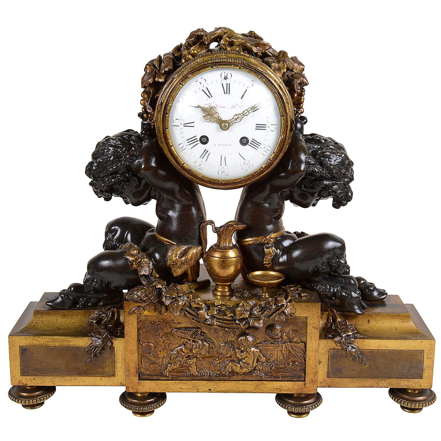 Horloge de cheminée en bronze de style Louis XVI en vente