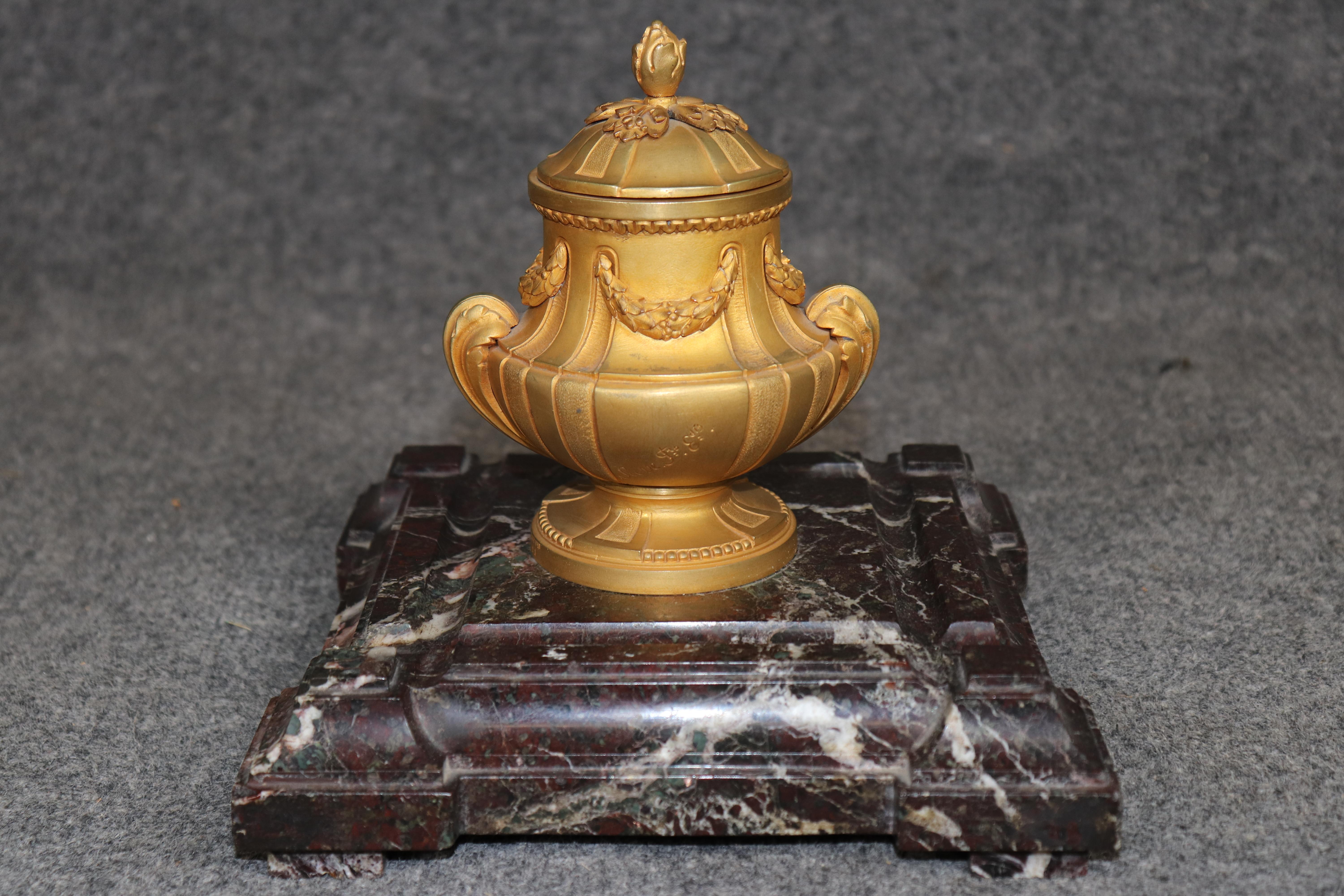 Dimensions - H : 7 3/4 in W : 8 1/2 in  D : 8 1/2 in 

Superbe exemple de l'artisanat français de la fin du XIXe siècle, cet encrier français de style Louis XVI en bronze doré et marbre rouge de la célèbre maison Susse Frères est un mélange