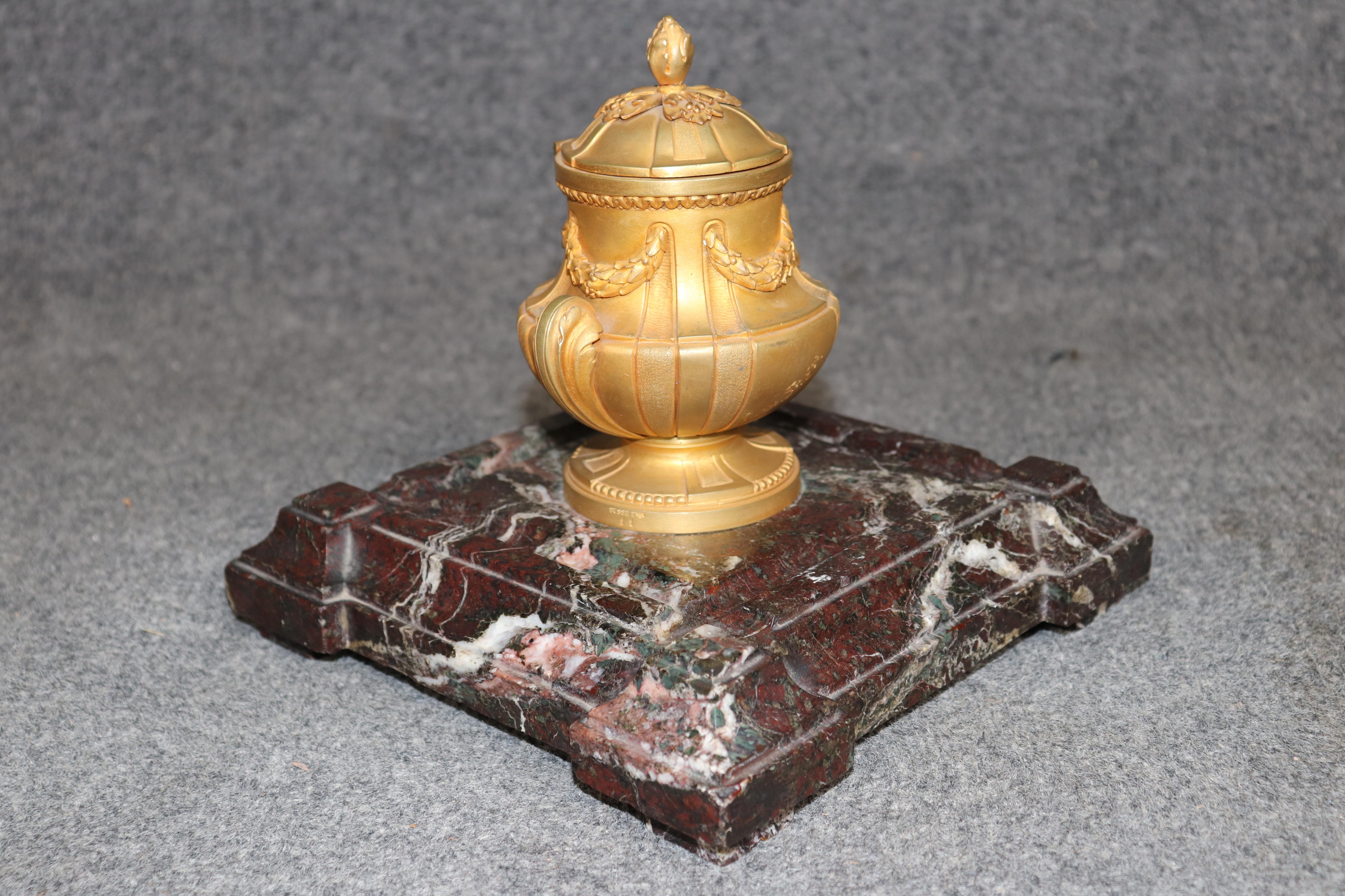 Français Encrier en bronze doré et marbre rouge de style Louis XVI par Susse Frères en vente