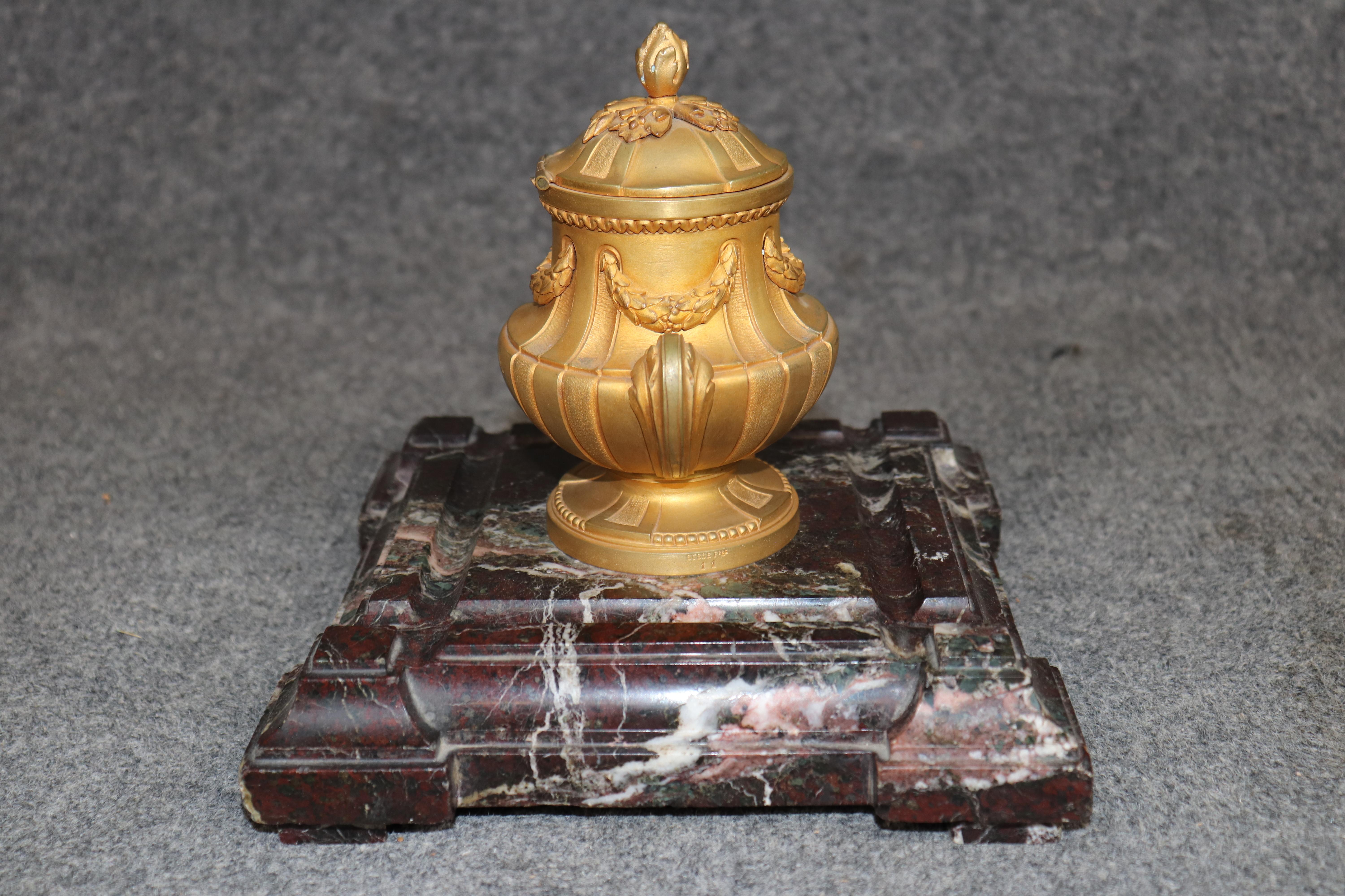 Sculpté à la main Encrier en bronze doré et marbre rouge de style Louis XVI par Susse Frères en vente