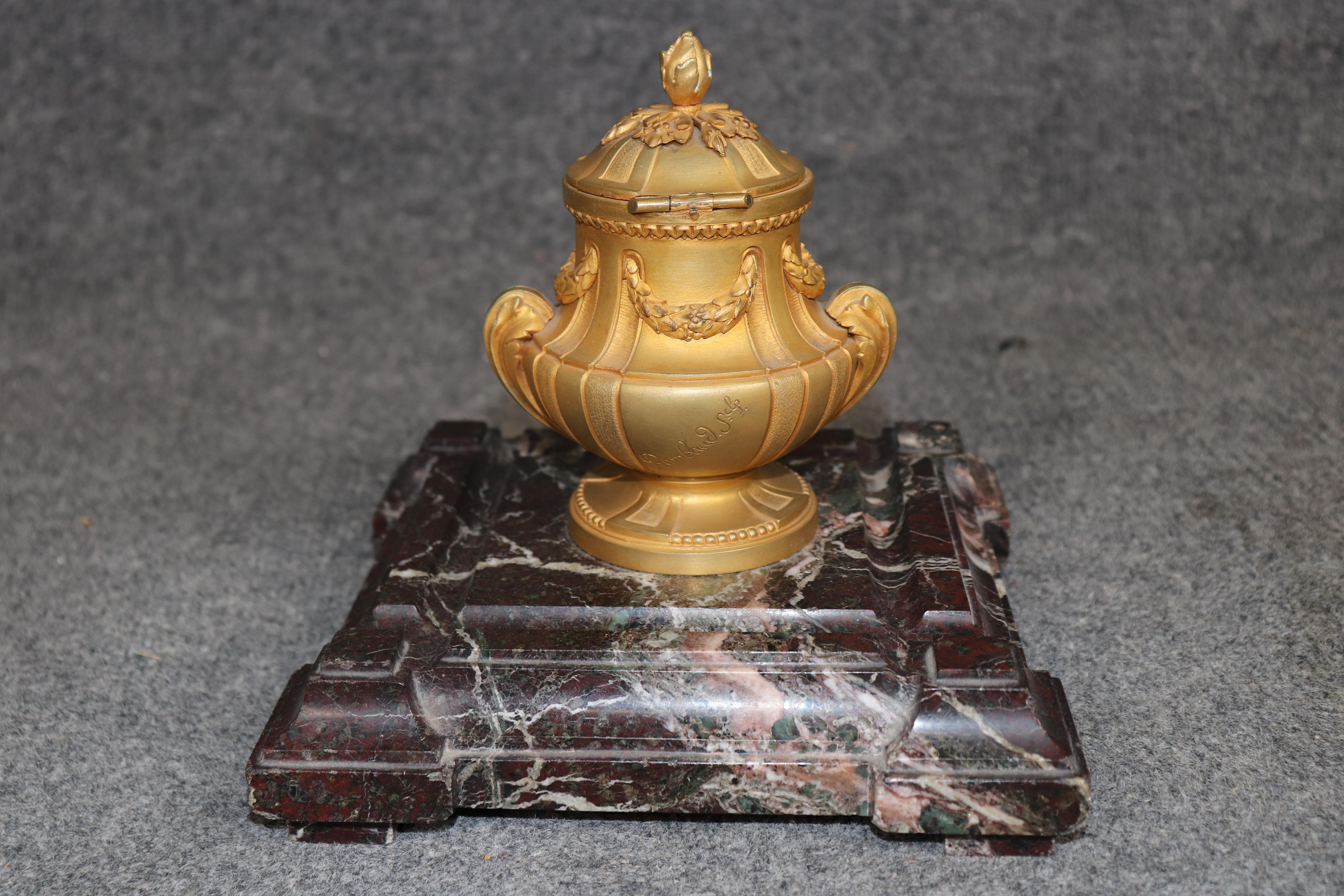 Encrier en bronze doré et marbre rouge de style Louis XVI par Susse Frères Bon état - En vente à Swedesboro, NJ