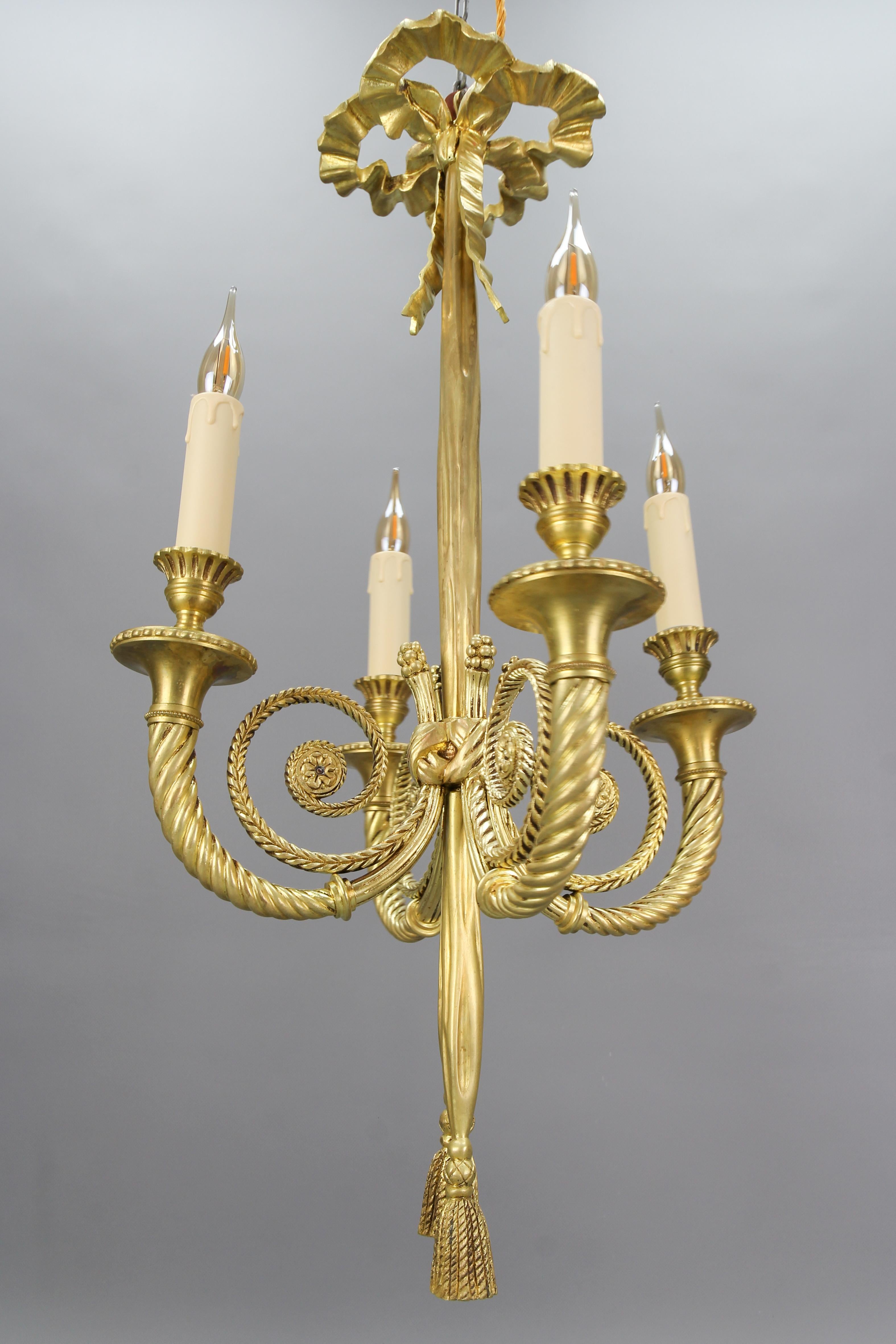 Francese Lampadario francese a quattro luci con nastri e nappe in bronzo in stile Luigi XVI, anni 1910 in vendita