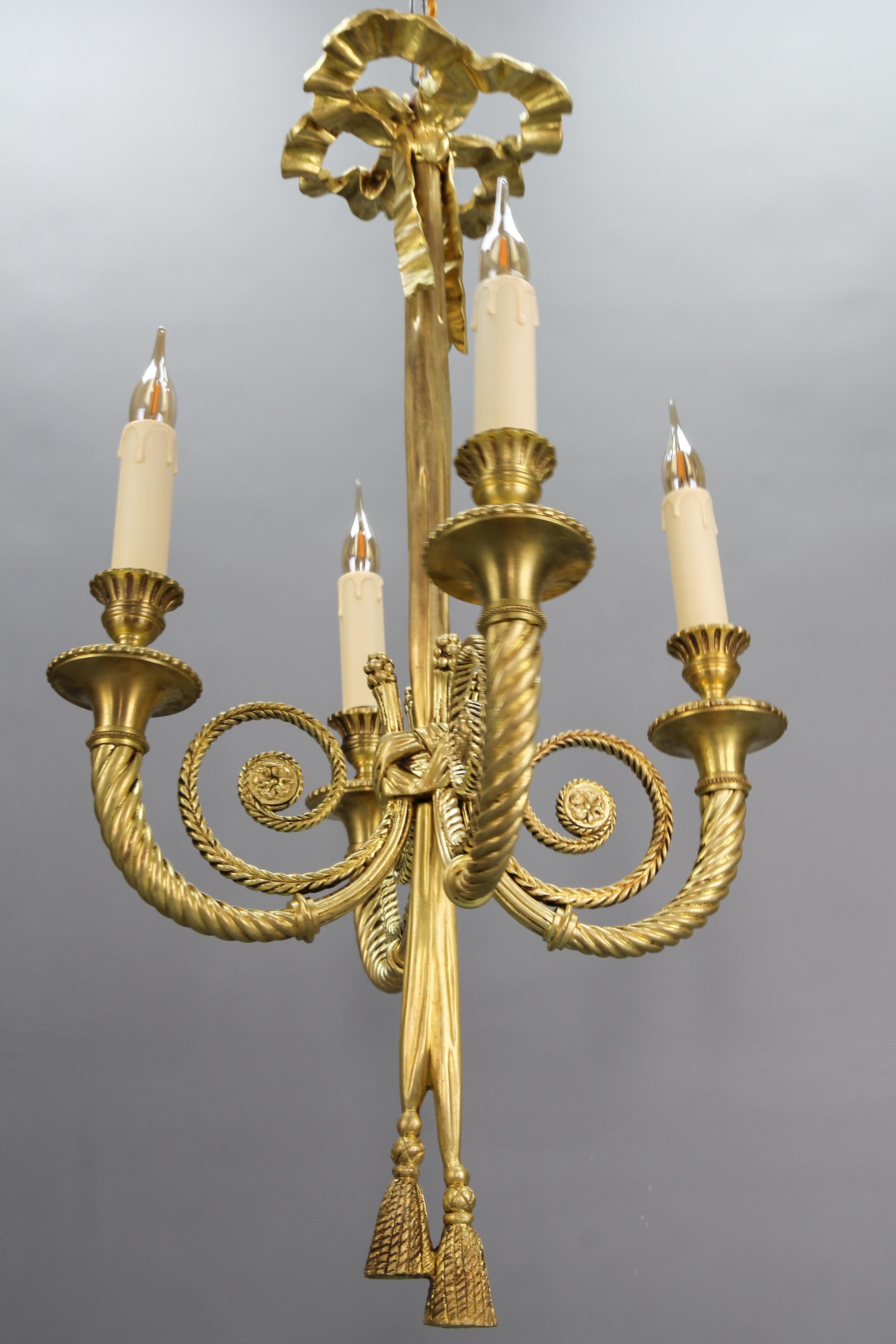 French Louis XVI Style Bronze Ribbon and Tassel Four-Light Chandelier, 1910s For Sale 1