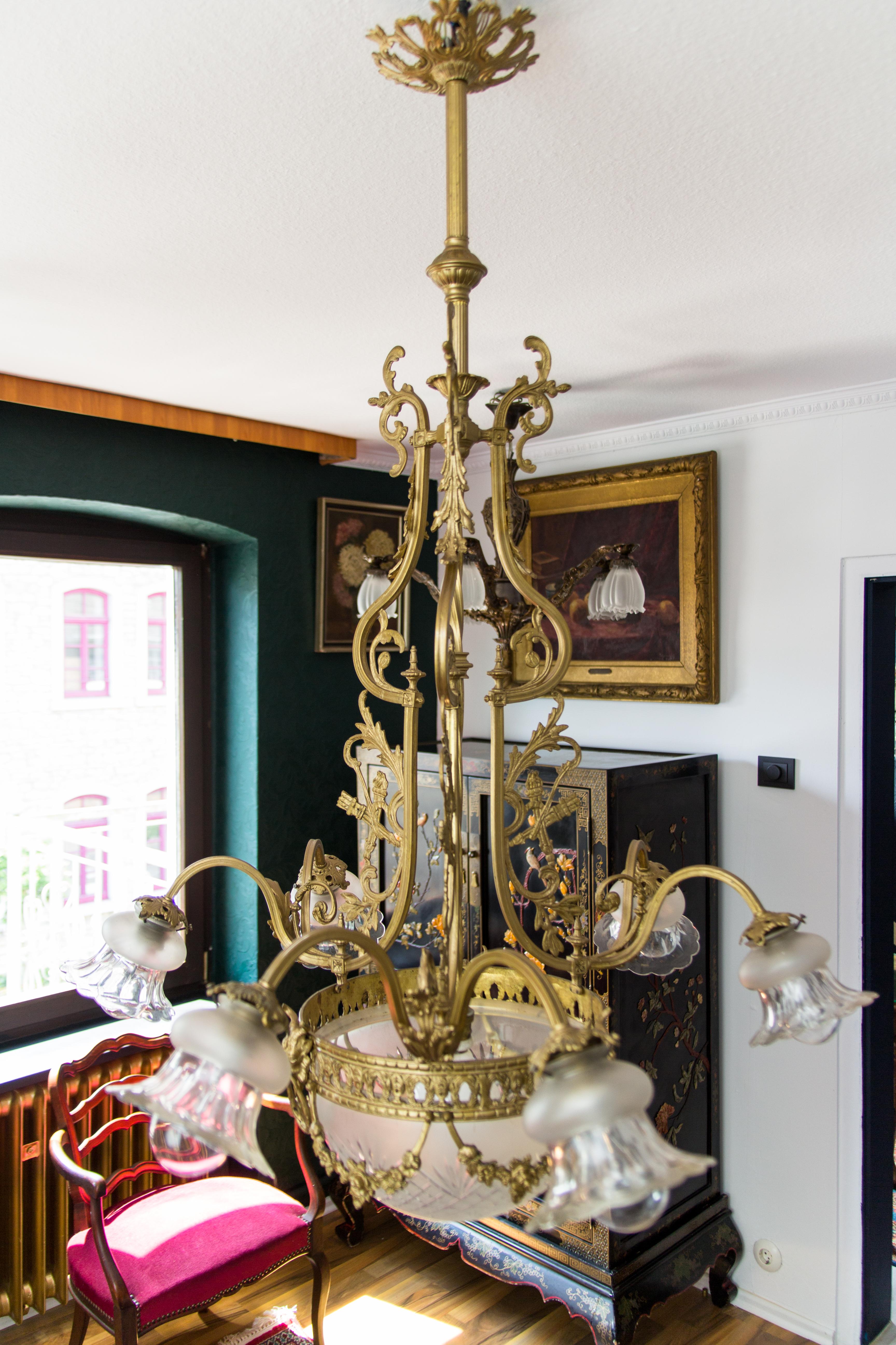 Lustre français à sept lumières de style Louis XVI en bronze et verre, années 1920 en vente 7