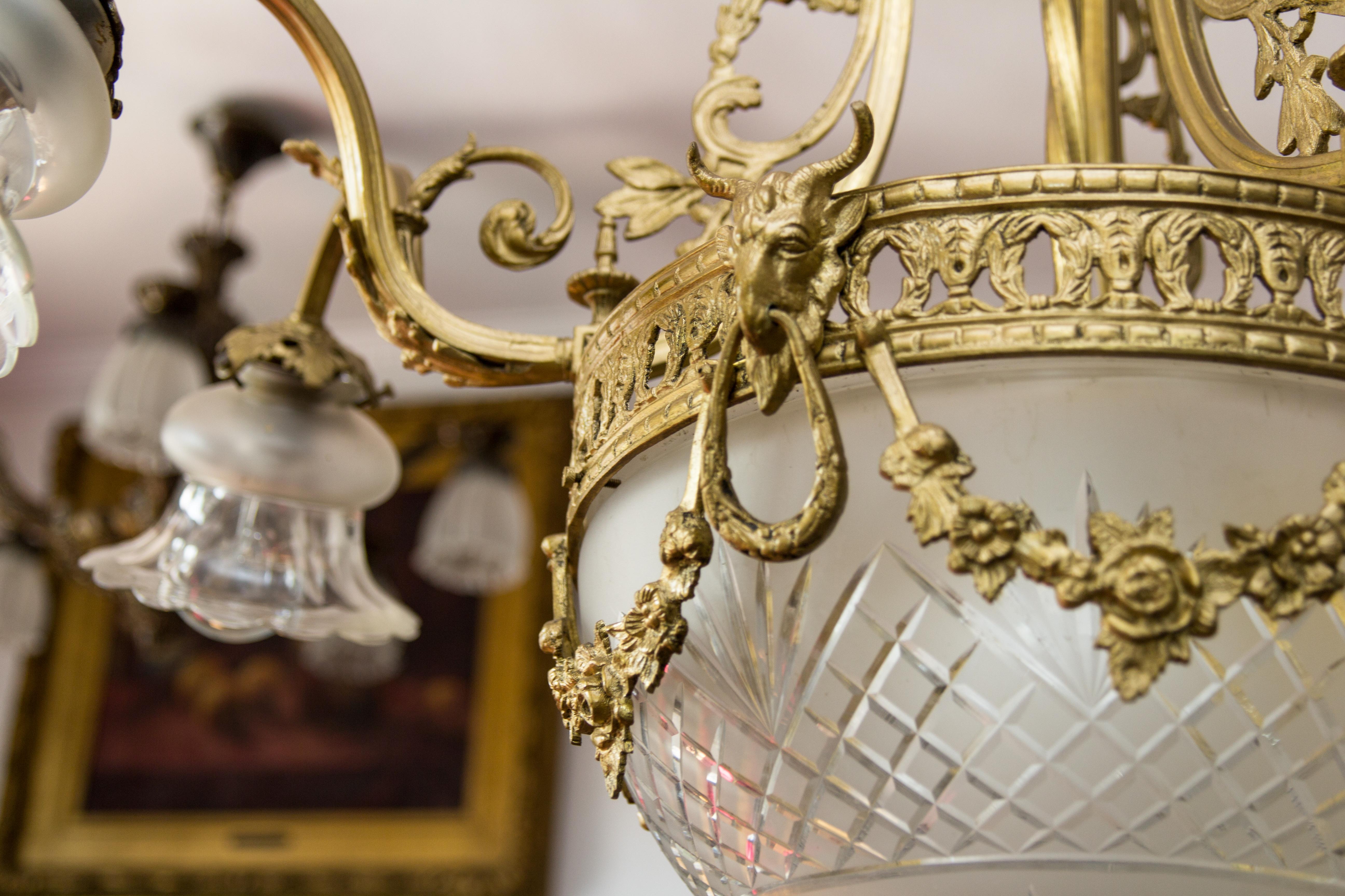 Lustre français à sept lumières de style Louis XVI en bronze et verre, années 1920 en vente 1
