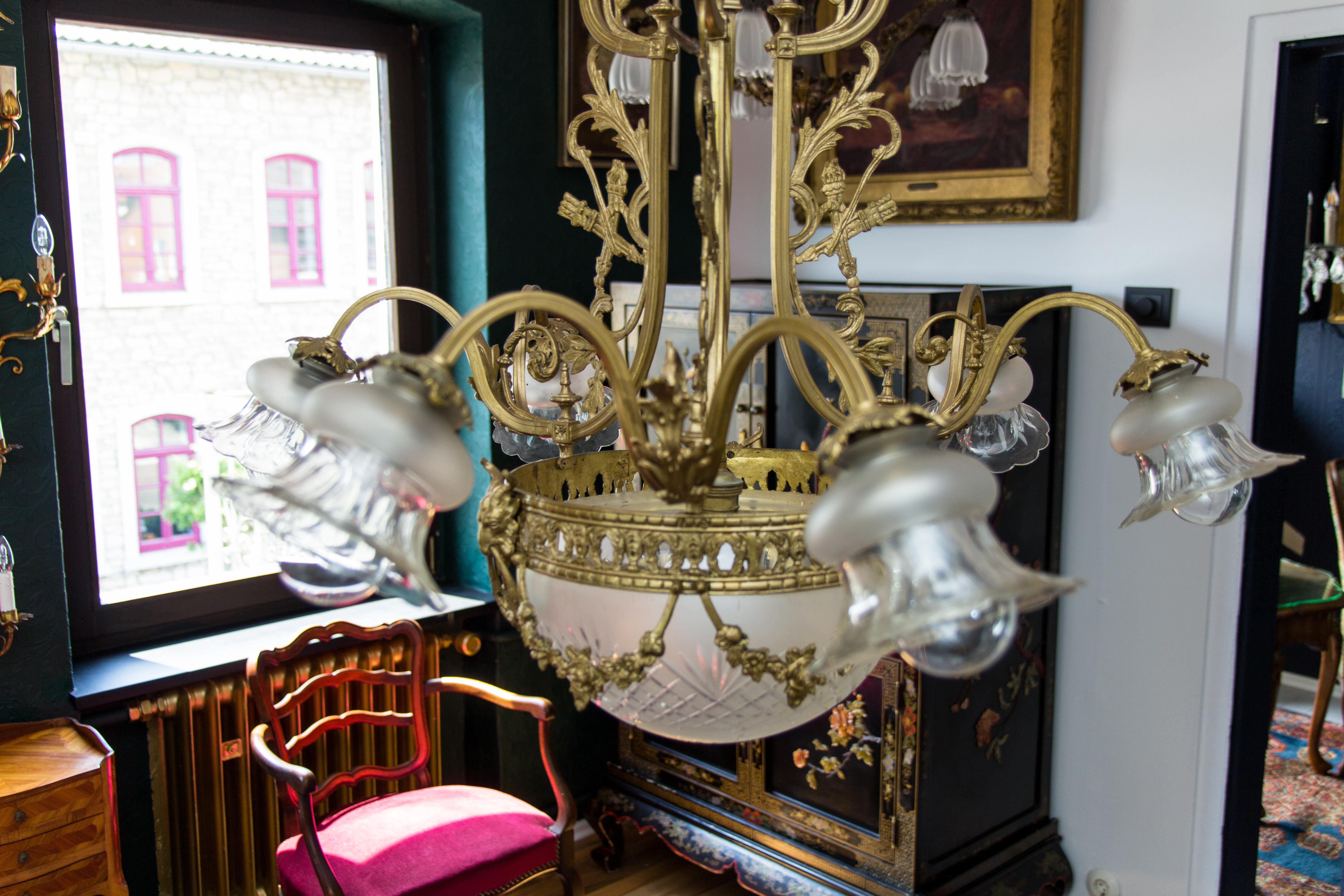 Lustre français à sept lumières de style Louis XVI en bronze et verre, années 1920 en vente 5