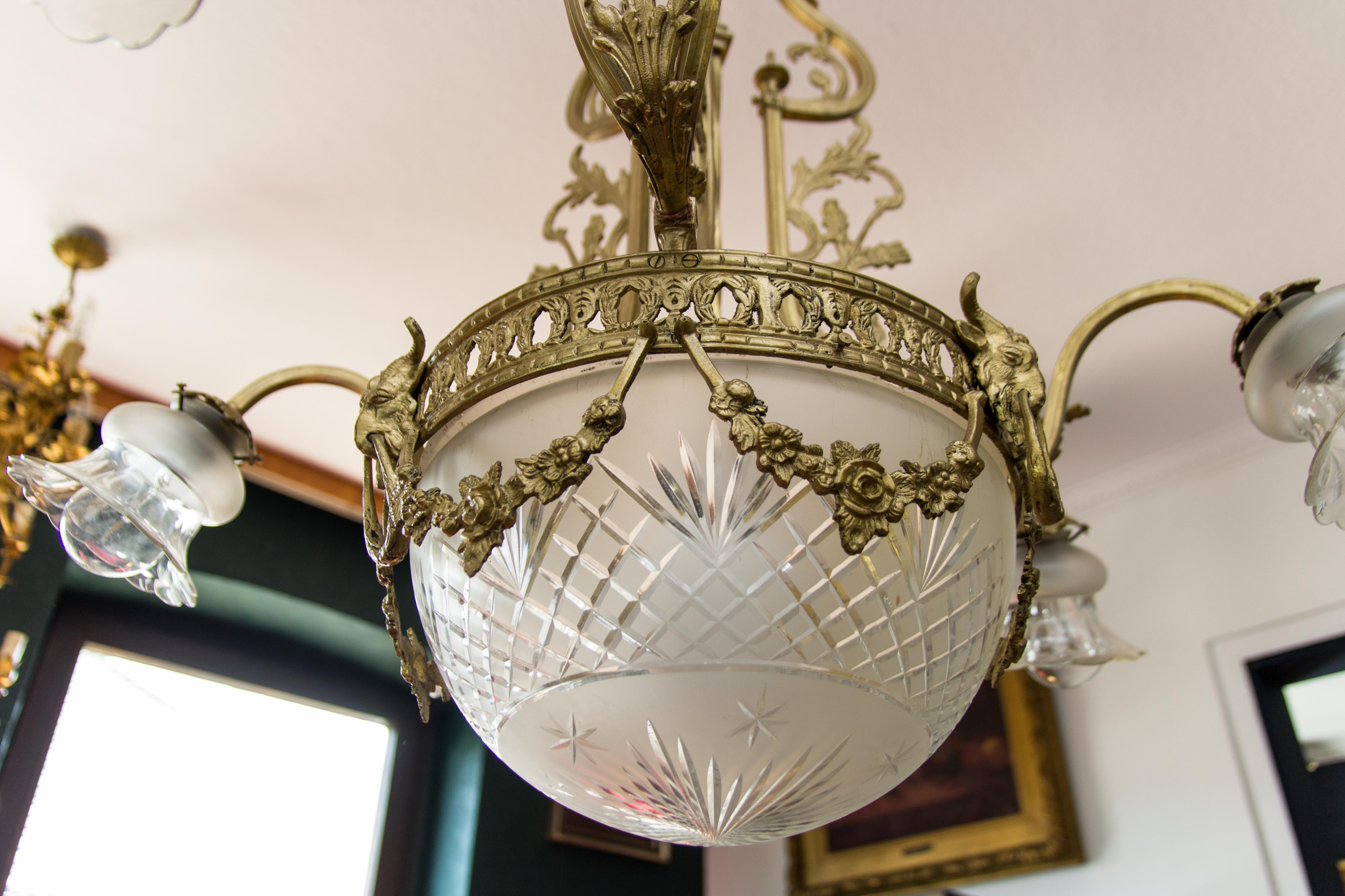French Louis XVI Style Bronze and Glass Seven-Light Chandelier, 1920s For Sale 1