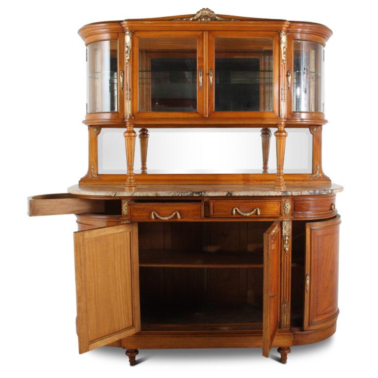 A French Louis XVI-style buffet and hutch in mahogany, the lower doors veneered in book-matched satinwood with contrasting banding. The upper display section has curved glass doors flanking the two middle doors and is raised on a mirrored back and