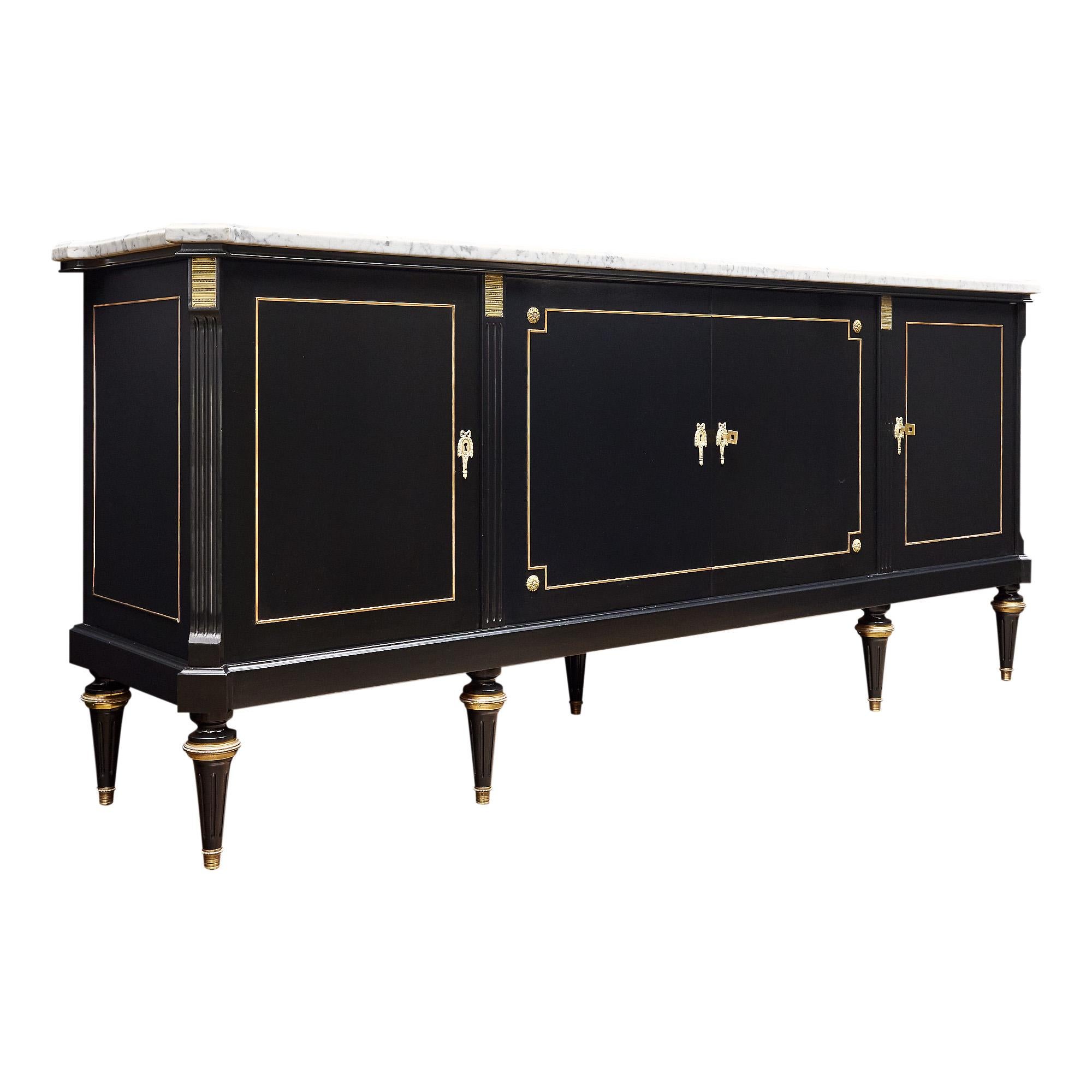 Buffet francese/Enfilade in stile Luigi XVI. Realizzato in legno di mogano ebanizzato e impreziosito da una finitura lucida di qualità Museum. Le quattro porte si aprono su un ampio spazio di archiviazione con cassetti e ripiani. Rifiniture e