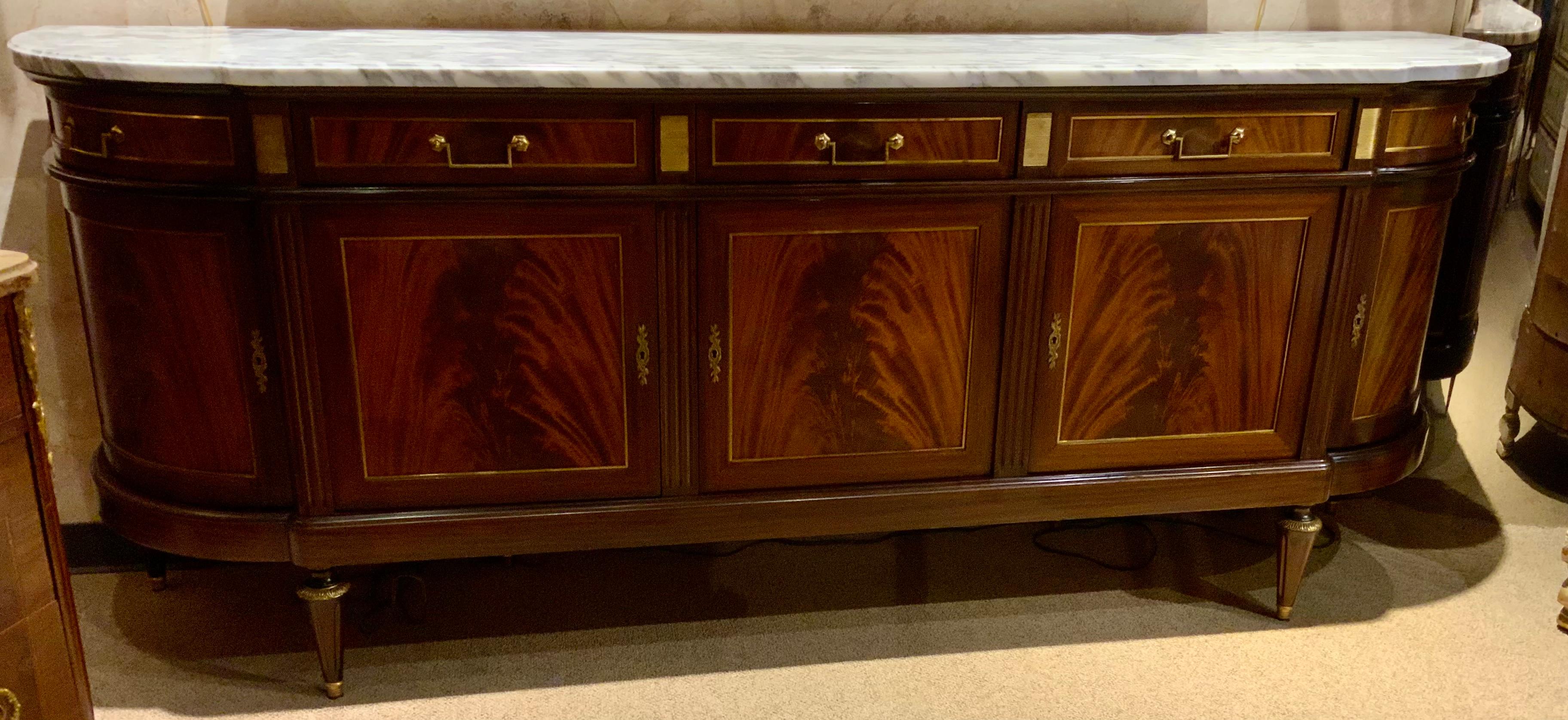 French Louis XVI-Style buffet in mahogany with white marble top, curved sides In Excellent Condition In Houston, TX