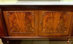 Buffet/ buffet français de style Louis XVI en acajou avec plateau en marbre blanc