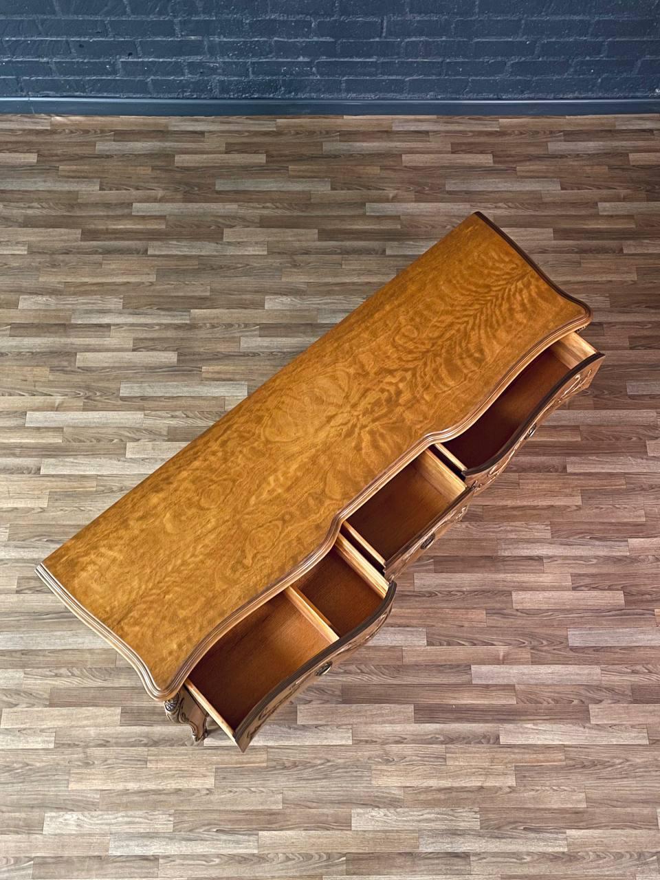 Inizio XX secolo Comò francese in stile Luigi XVI in legno di radica di Romweber in vendita