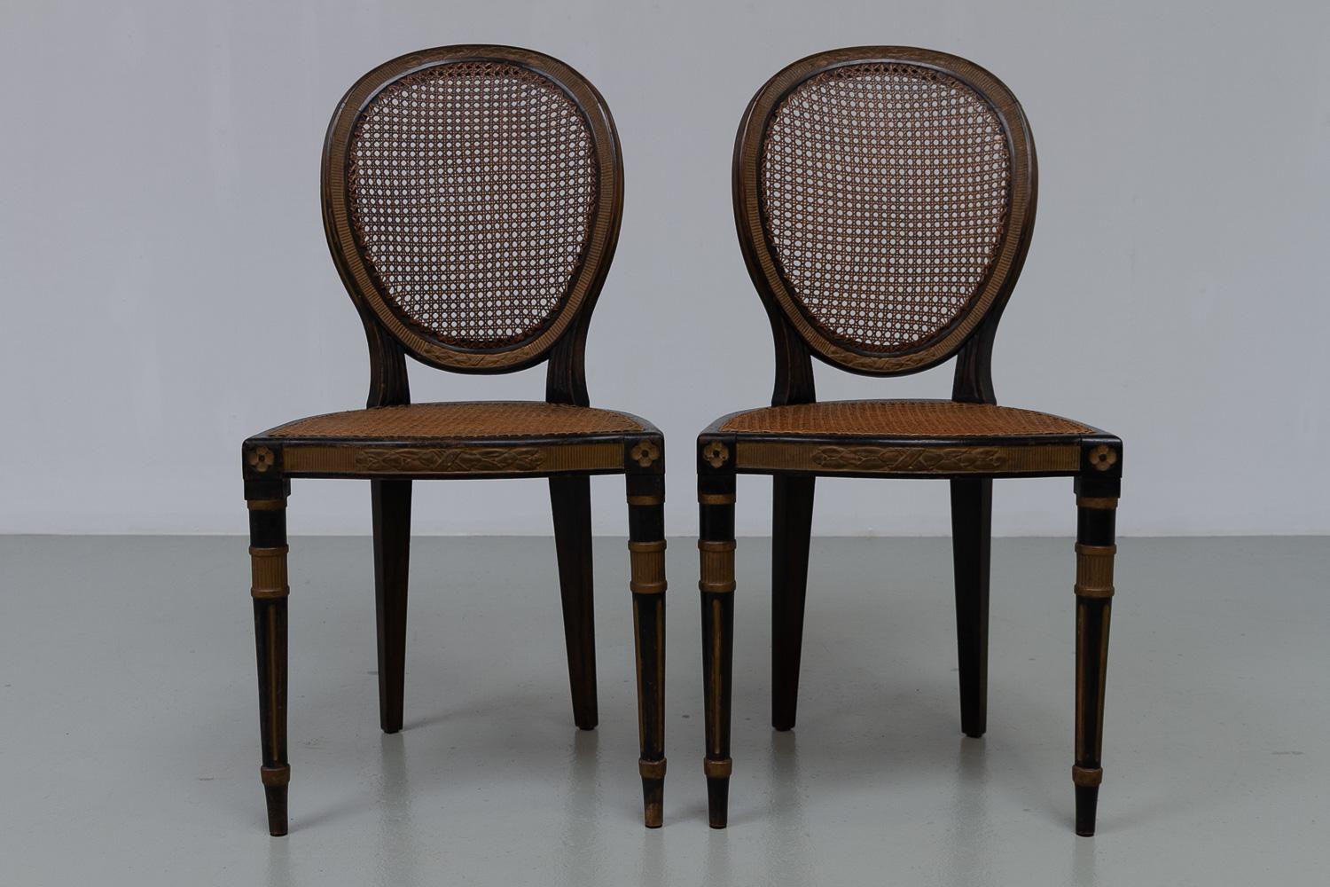 Chaises d'appoint françaises de style Louis XVI en rotin, années 1880. Ensemble de 2.

Magnifique paire de chaises d'appoint sculptées à la main avec assise et dossier en cannage tissé d'origine. Fabriqué en France à la fin du XIXe siècle dans le